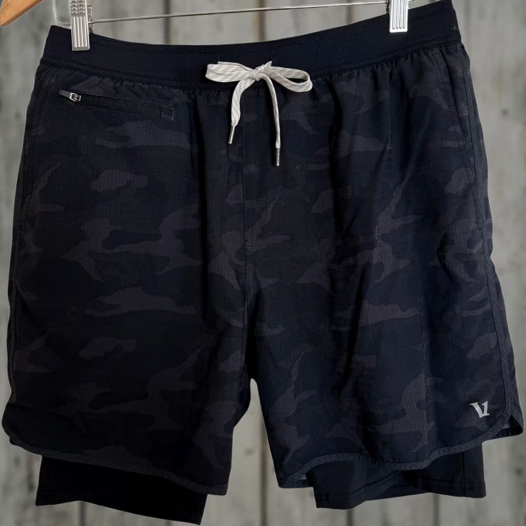 Vuori Vuori Stockton Compression Lined Athletic Shorts Black Camouflage Mens S Shorts Size US 29 - 1 Thumbnail