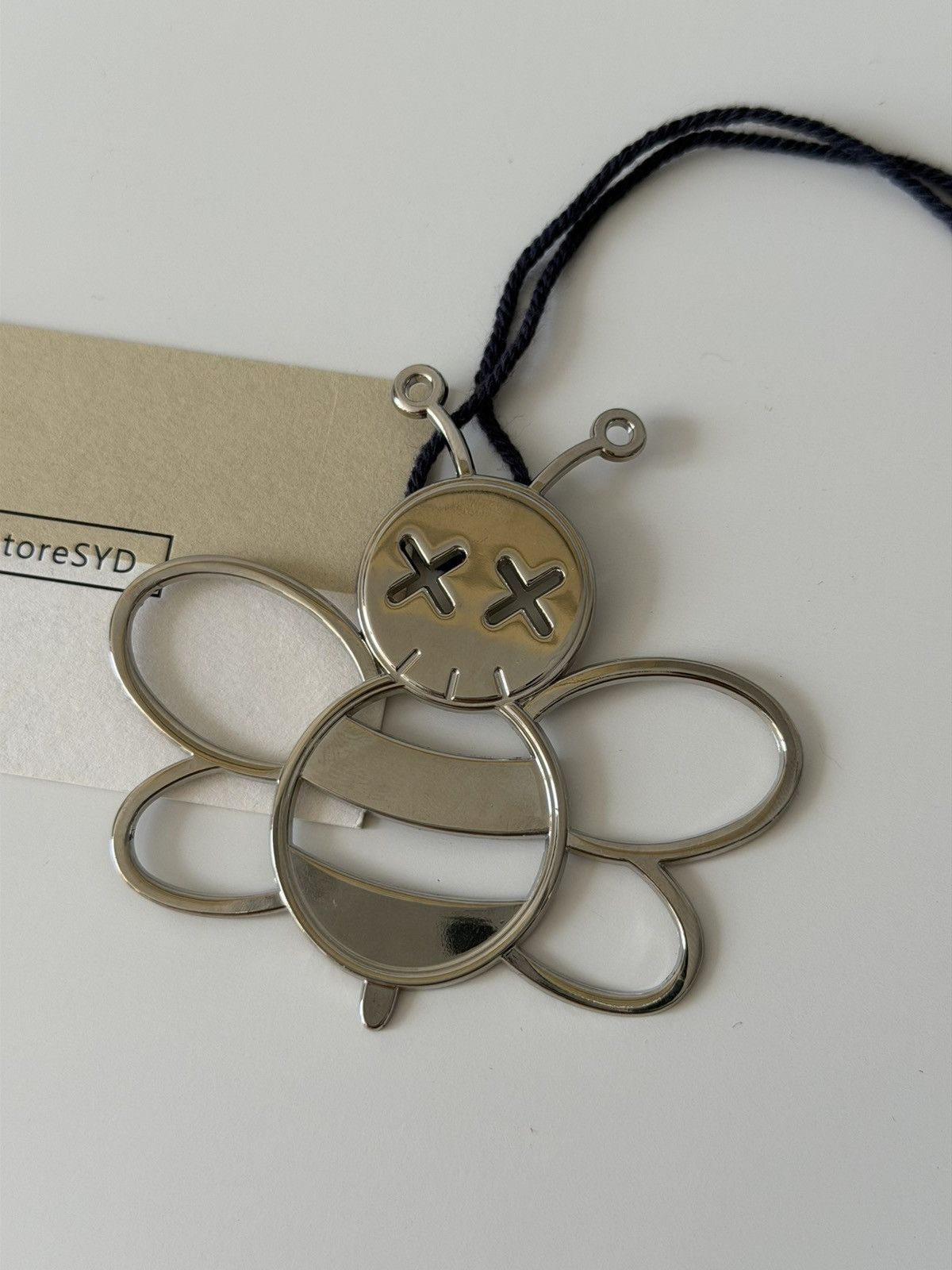 Dior × Kaws kaws x Dior bee tag Size ONE SIZE - 1 Thumbnail
