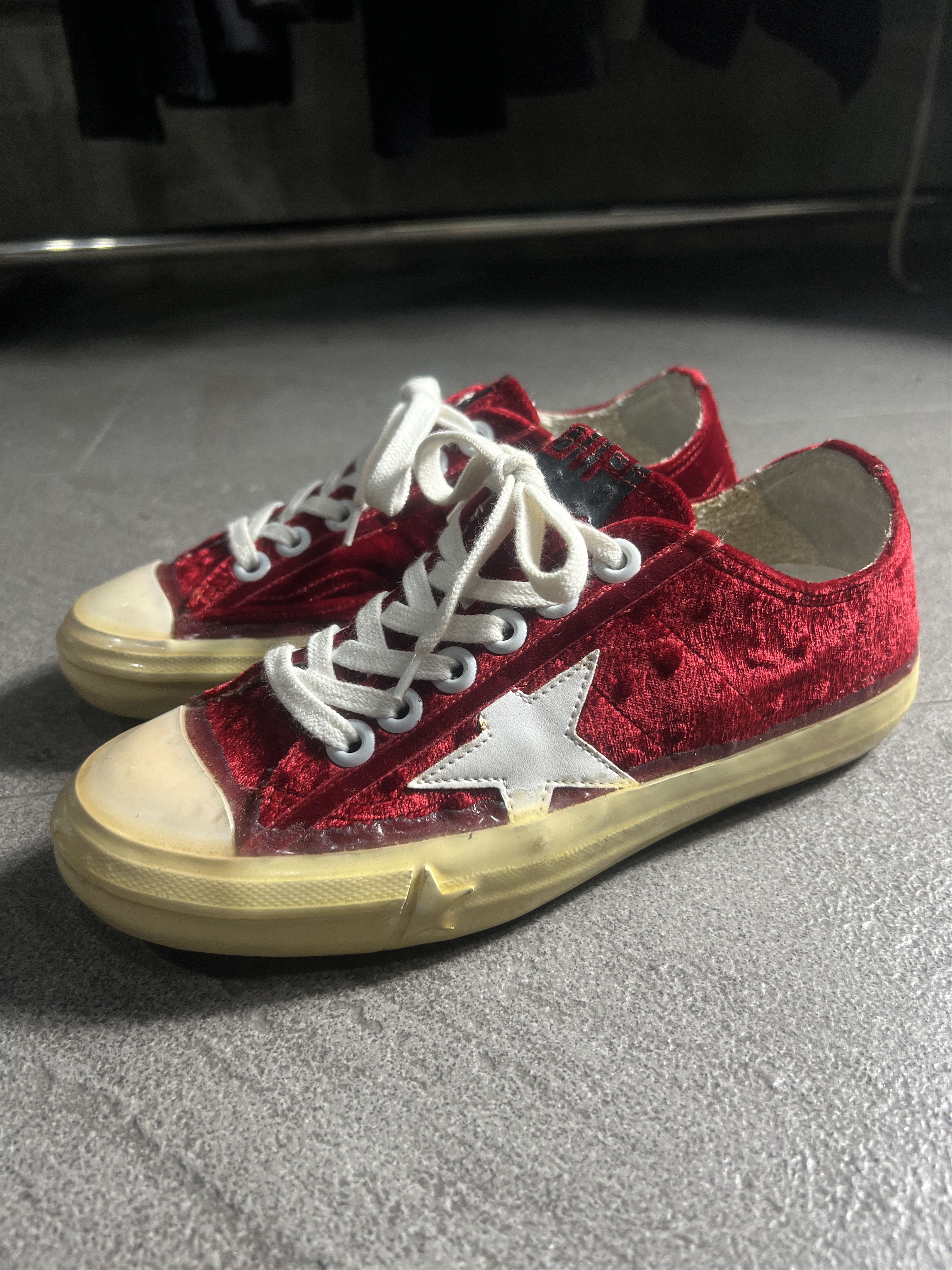 Golden Goose Golden Goose V-Star2 Red Velvet Low Top Size 36 Size US 6 / IT 36 - 3 Thumbnail