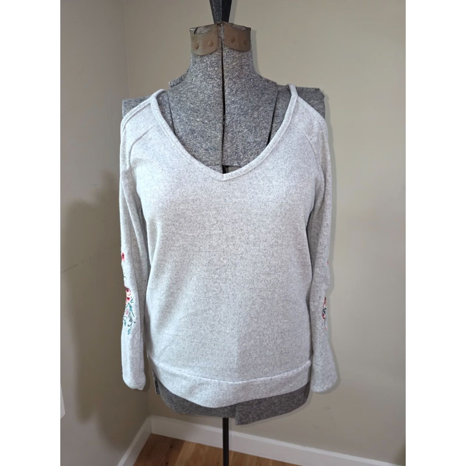Vintage Rue21 Pullover Sweater Top Women's M Gray Flower Embroidered V-Neck Cold Shoulder Knit Polyester Sweater Ladies M Gray Floral 90s Size M / US 6-8 / IT 42-44 - 3 Thumbnail