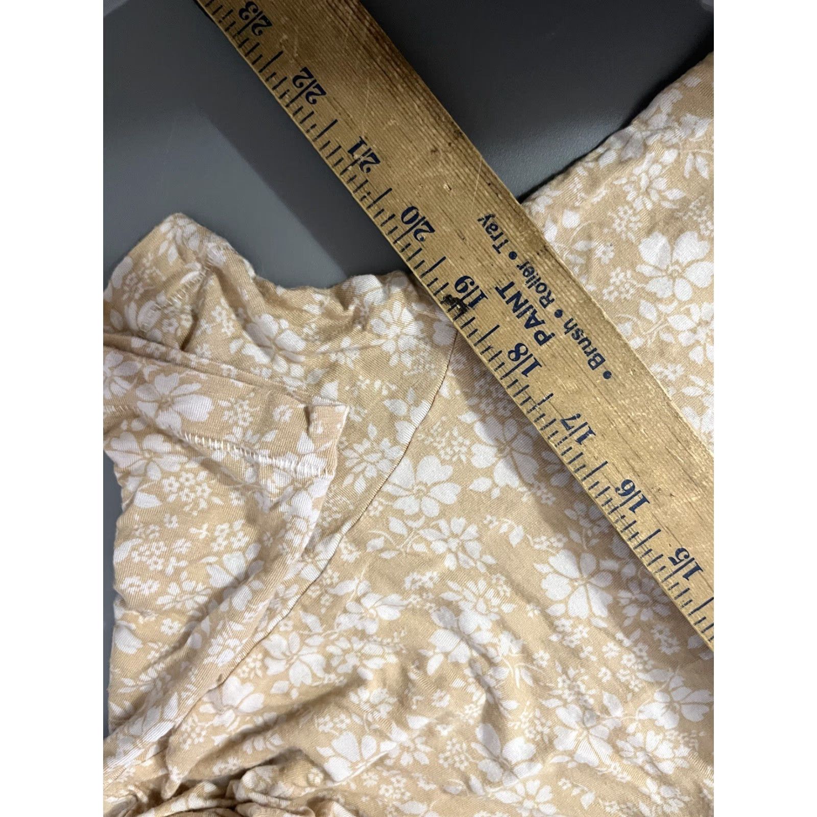 American Eagle Outfitters American Eagle Outfitters T-Shirt Women Small Beige Floral V-Neck Short Sleeve Size S / US 4 / IT 40 - 5 Thumbnail