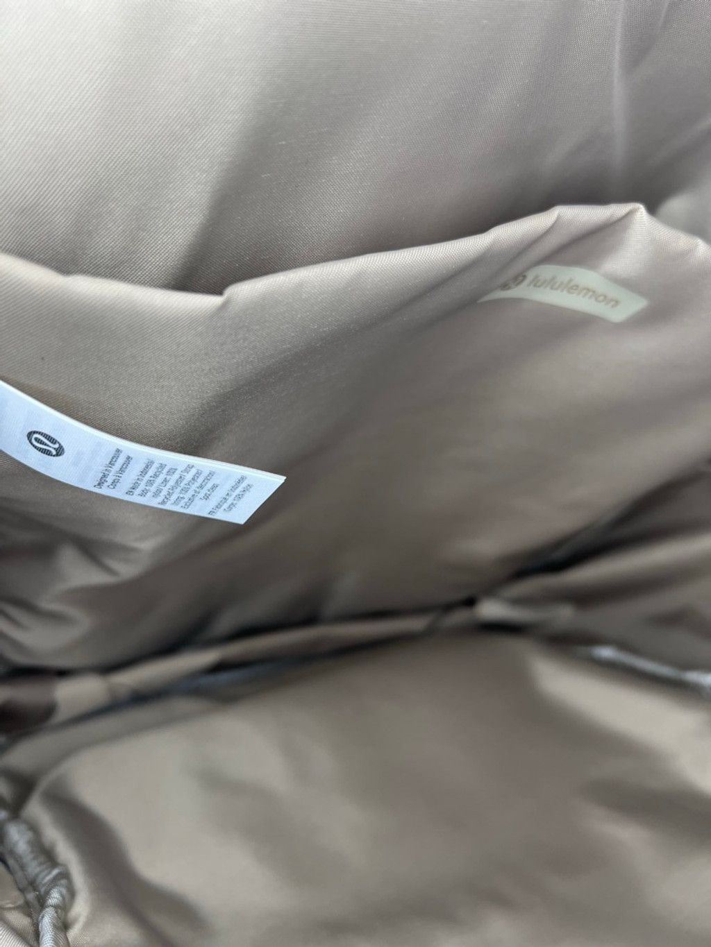 Lululemon Everywhere Backpack 22L - Riverside Sheer Oak display picture 1