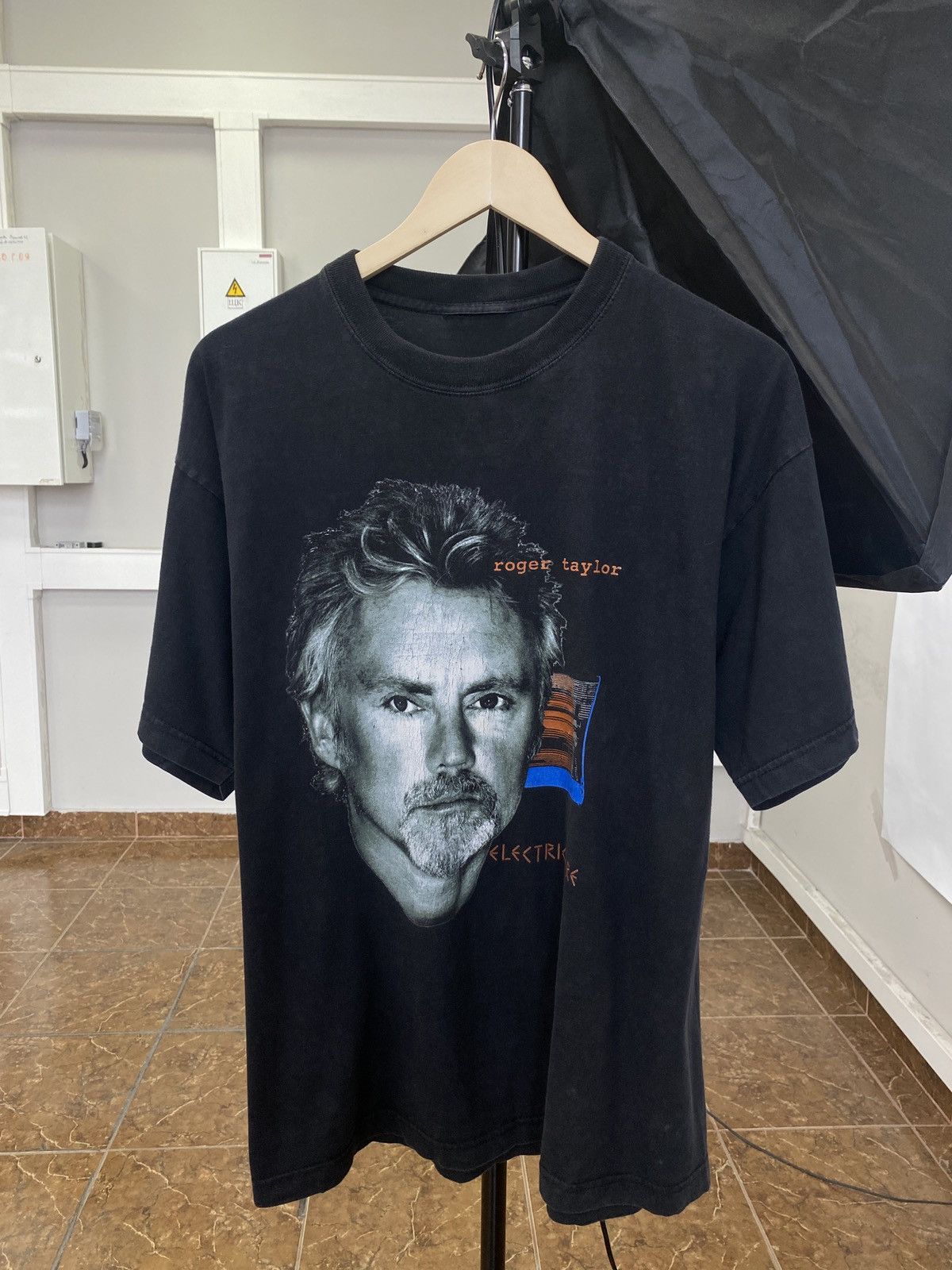 Band Tees 🇬🇧 Vintage 1999 Roger Taylor Electric Fire UK Tour Concert Size US L / EU 52-54 / 3 - 1 Thumbnail