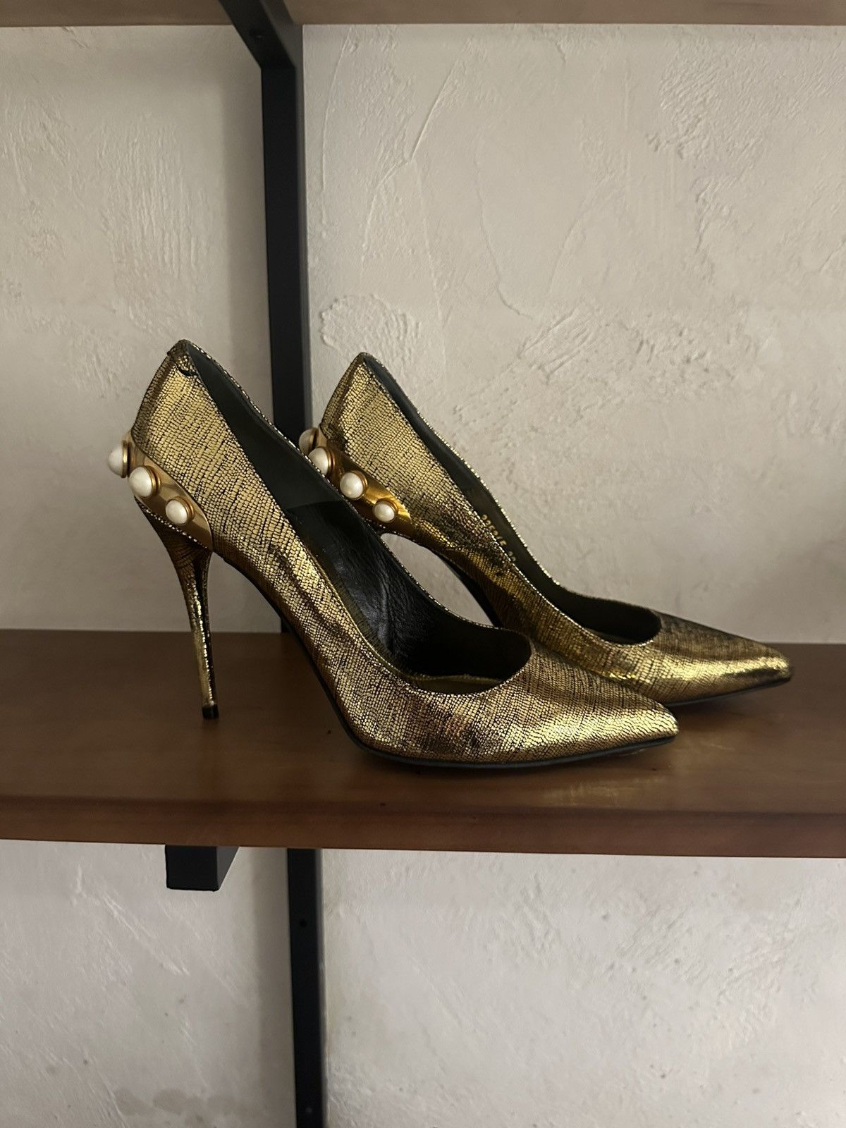 Alexander McQueen Alexander McQueen Gold Textured Pearl-Heel Pumps – Size 38 Size US 8 / IT 38 - 7 Thumbnail
