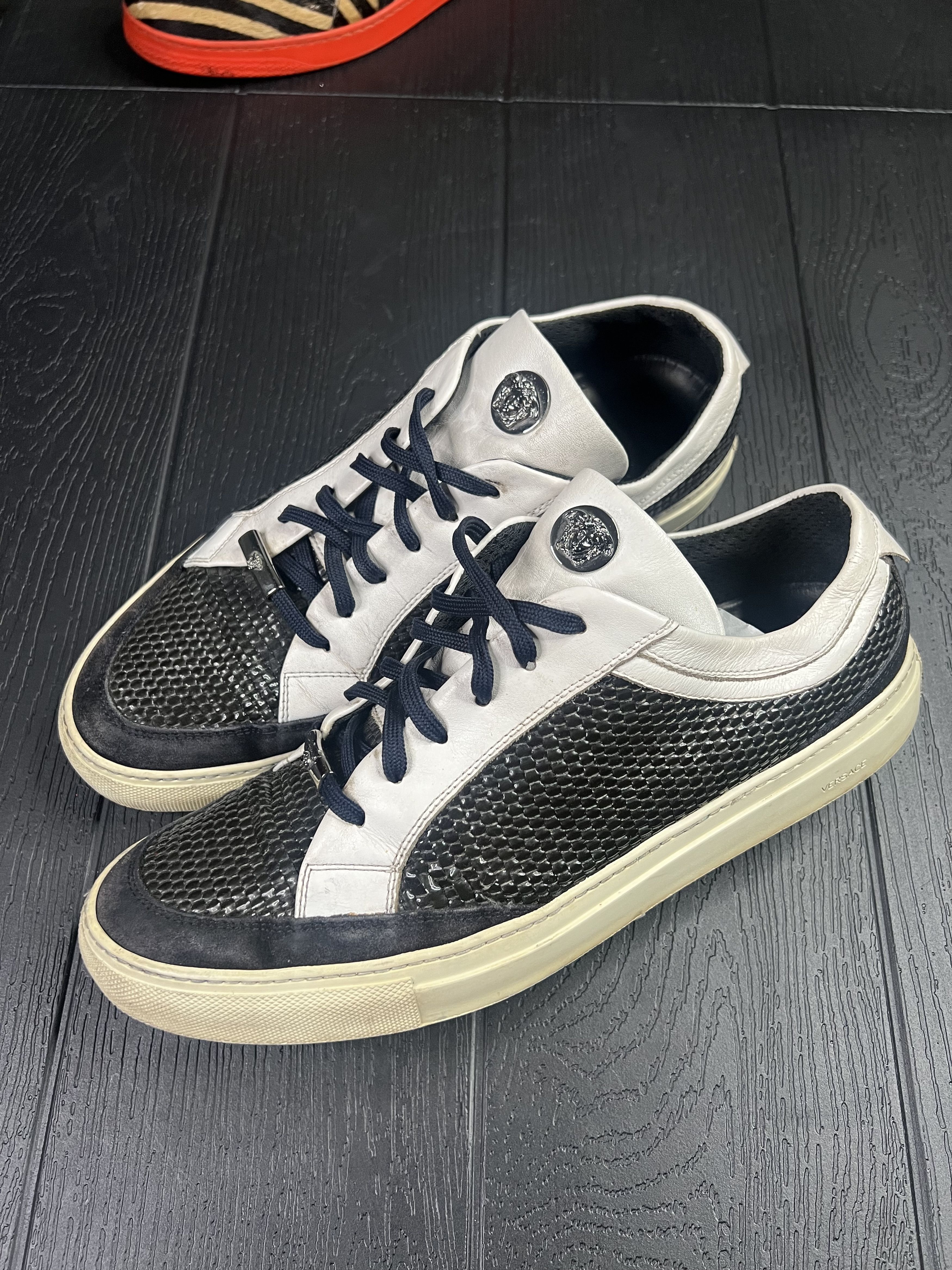 Versace Versace Medusa Low Top Sneaker Size US 11 / EU 44 - 1 Thumbnail
