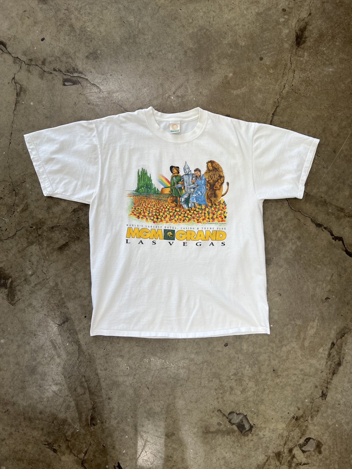 Vintage Vintage 1993 MGM Grand Casino Vegas Wizard of Oz Tee Large Size US L / EU 52-54 / 3 - 2 Thumbnail