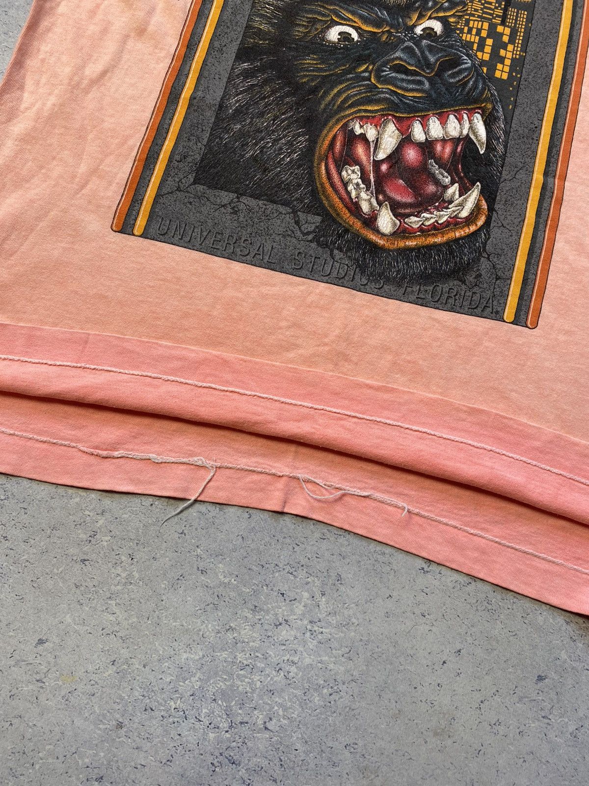 Universal Studios × Vintage Vintage Konfrontation King Kong Overprint 90s T-Shirt Size US L / EU 52-54 / 3 - 10 Thumbnail