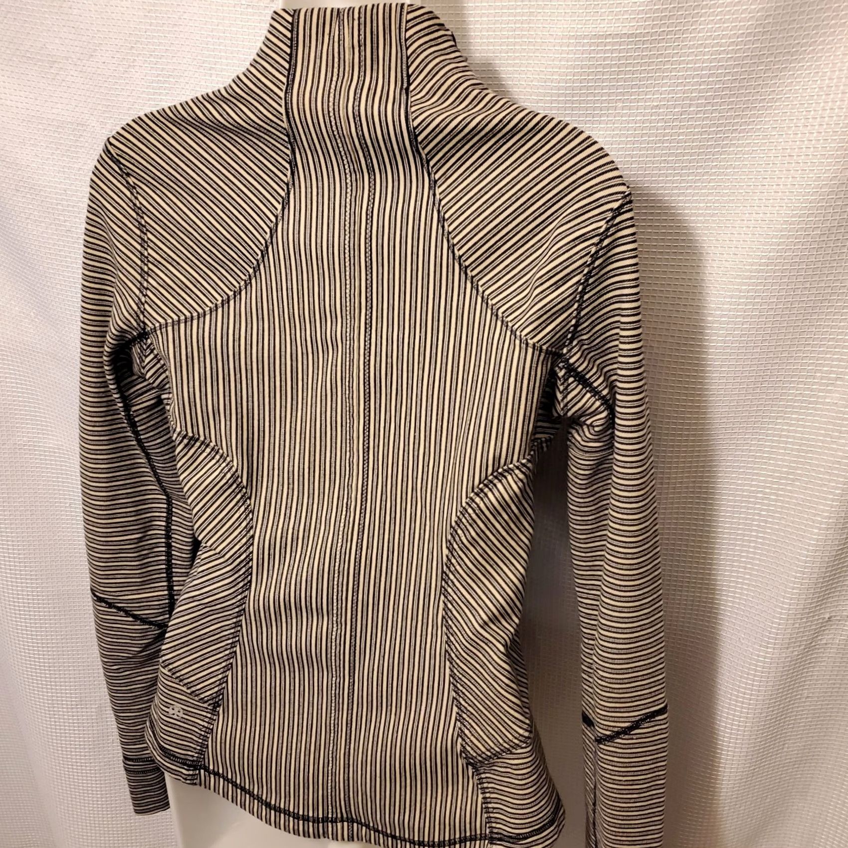 Lululemon Lululemon Womens Jacket Forme Navy Blue Stripes Rose Gold Zip Stretch Sz 6 Size M / US 6-8 / IT 42-44 - 4 Thumbnail