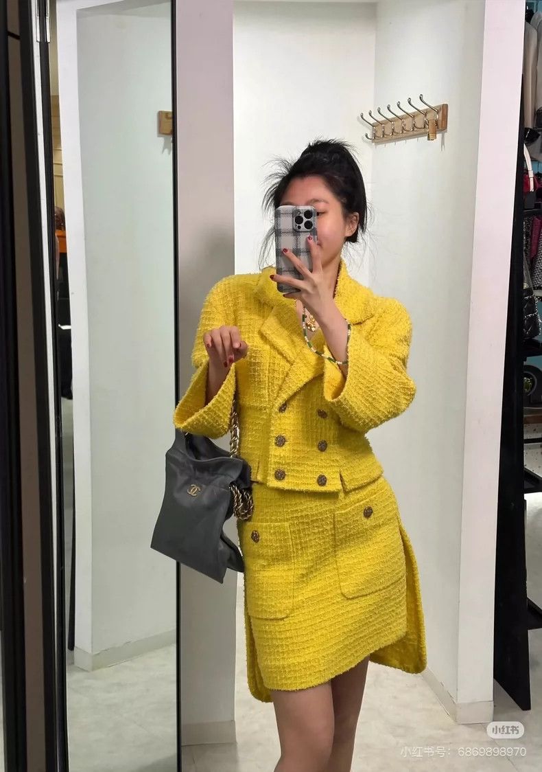 Chanel Chanel 22s bright yellow two-pocket skirt short skirt Size 24" / US 00 / IT 34 - 8 Thumbnail