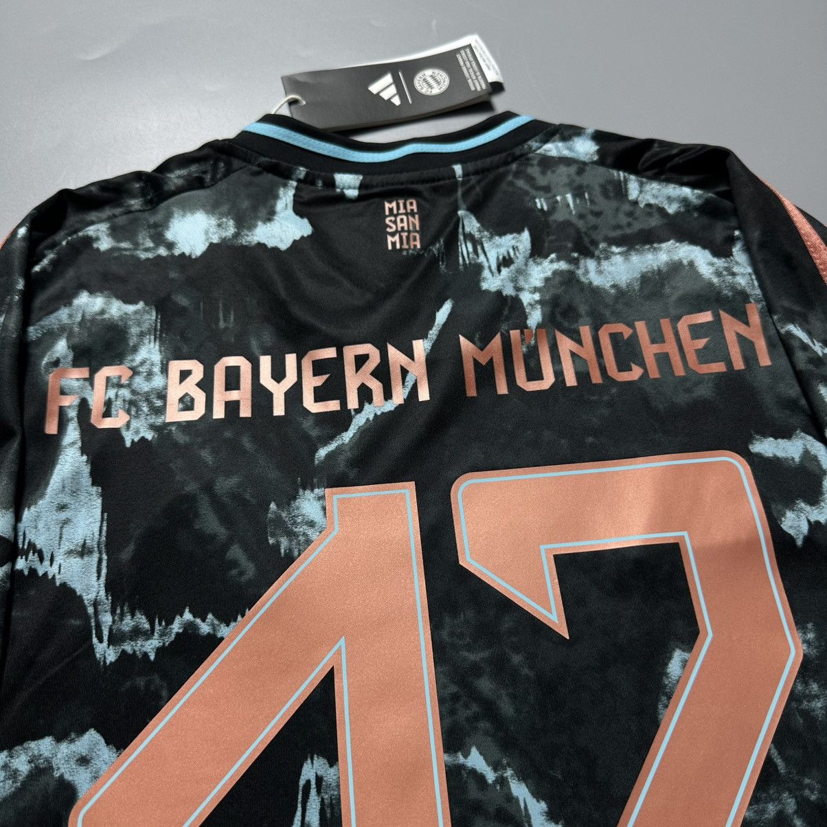 Vintage BAYERN ADIDAS 2024/2025 FOOTBALL AWAY JERSEY #42 MUSIALA Size US L / EU 52-54 / 3 - 11 Thumbnail