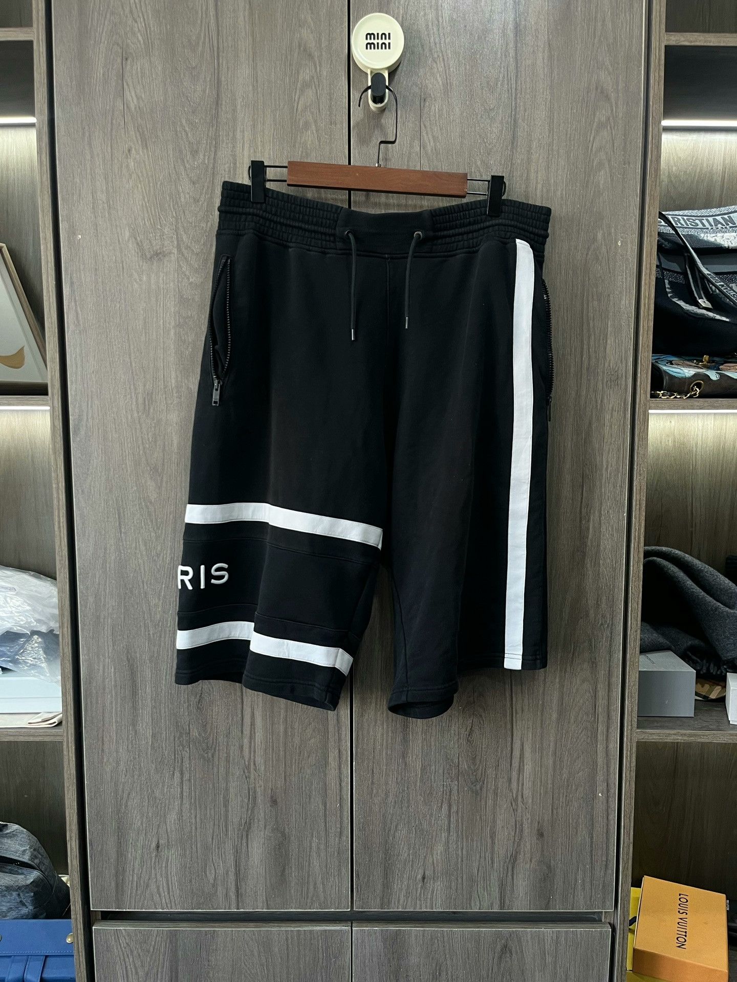 Givenchy Givenchy Embroidered Letter Shorts L Size US 32 / EU 48 - 1 Thumbnail