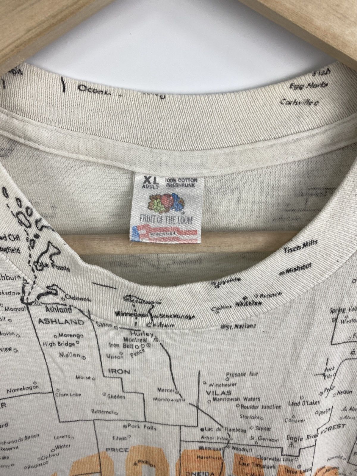 Fruit Of The Loom 🇺🇸 Vintage 90s Wisconsin All Over Print Graphic T-Shirt Rare Size US XL / EU 56 / 4 - 5 Thumbnail