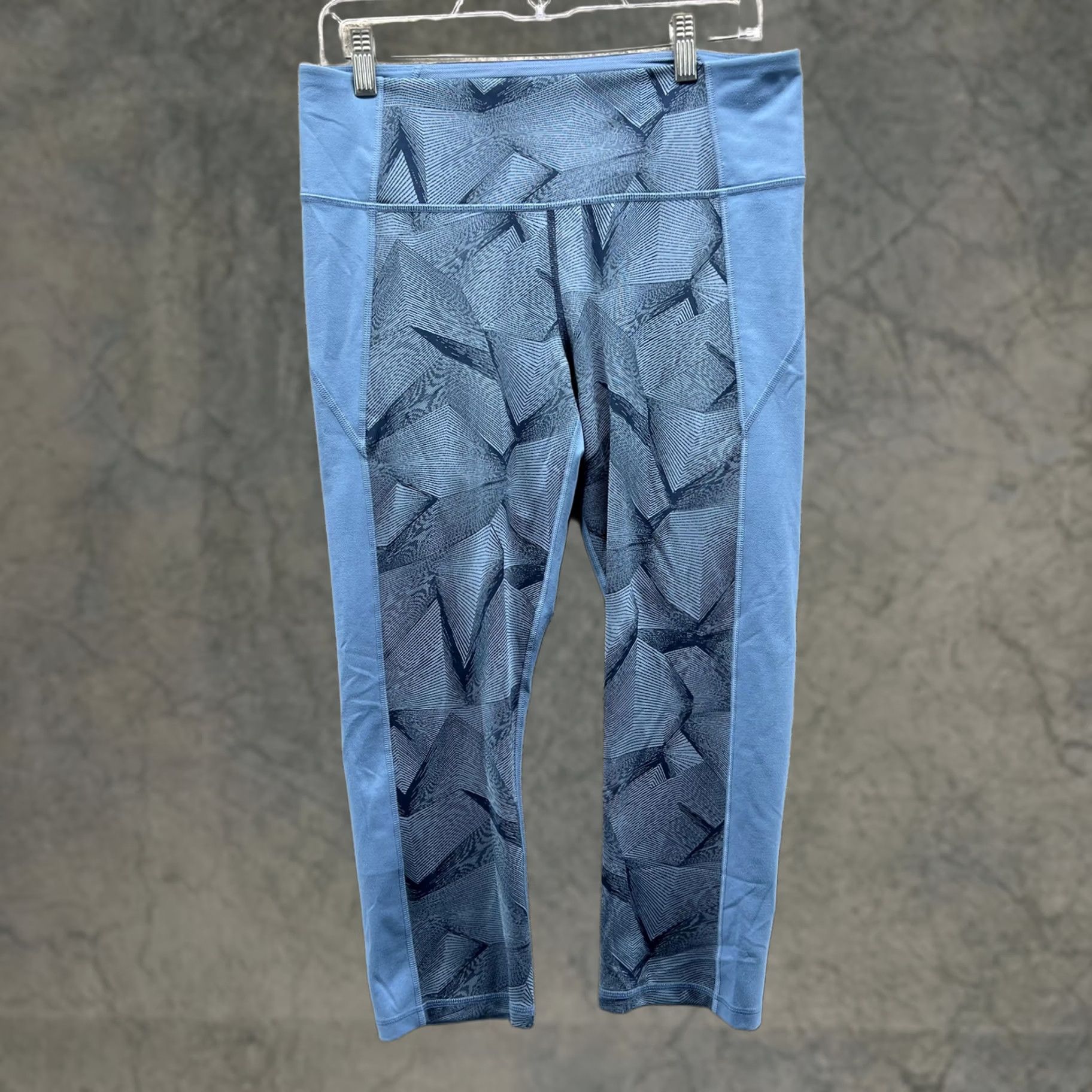 Under Armour Under Armour Leggings Womens Large Blue Geometric Print Capri Gym Workout Size 36" / US 14 / IT 50 - 1 Thumbnail