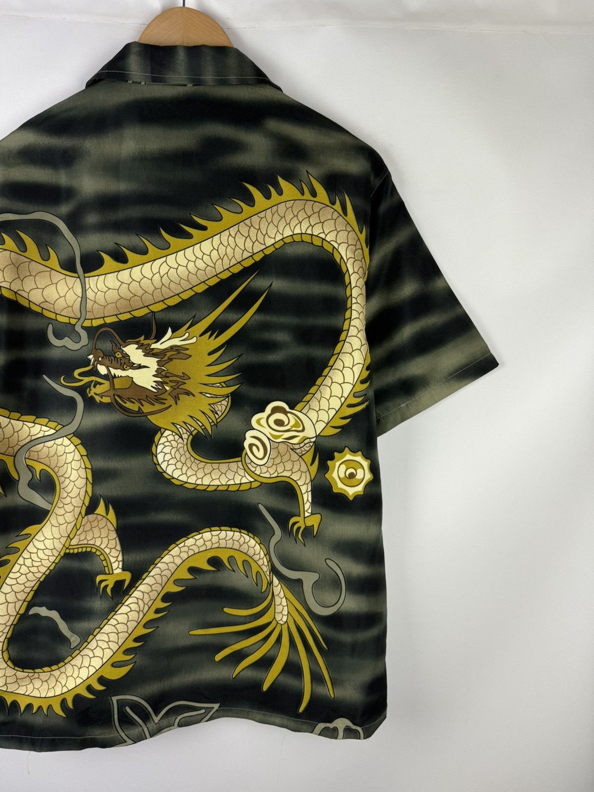 Japanese Brand Vintage Dragon Overprinted S/S Crazy Button Up Shirt Size US S / EU 44-46 / 1 - 16 Thumbnail