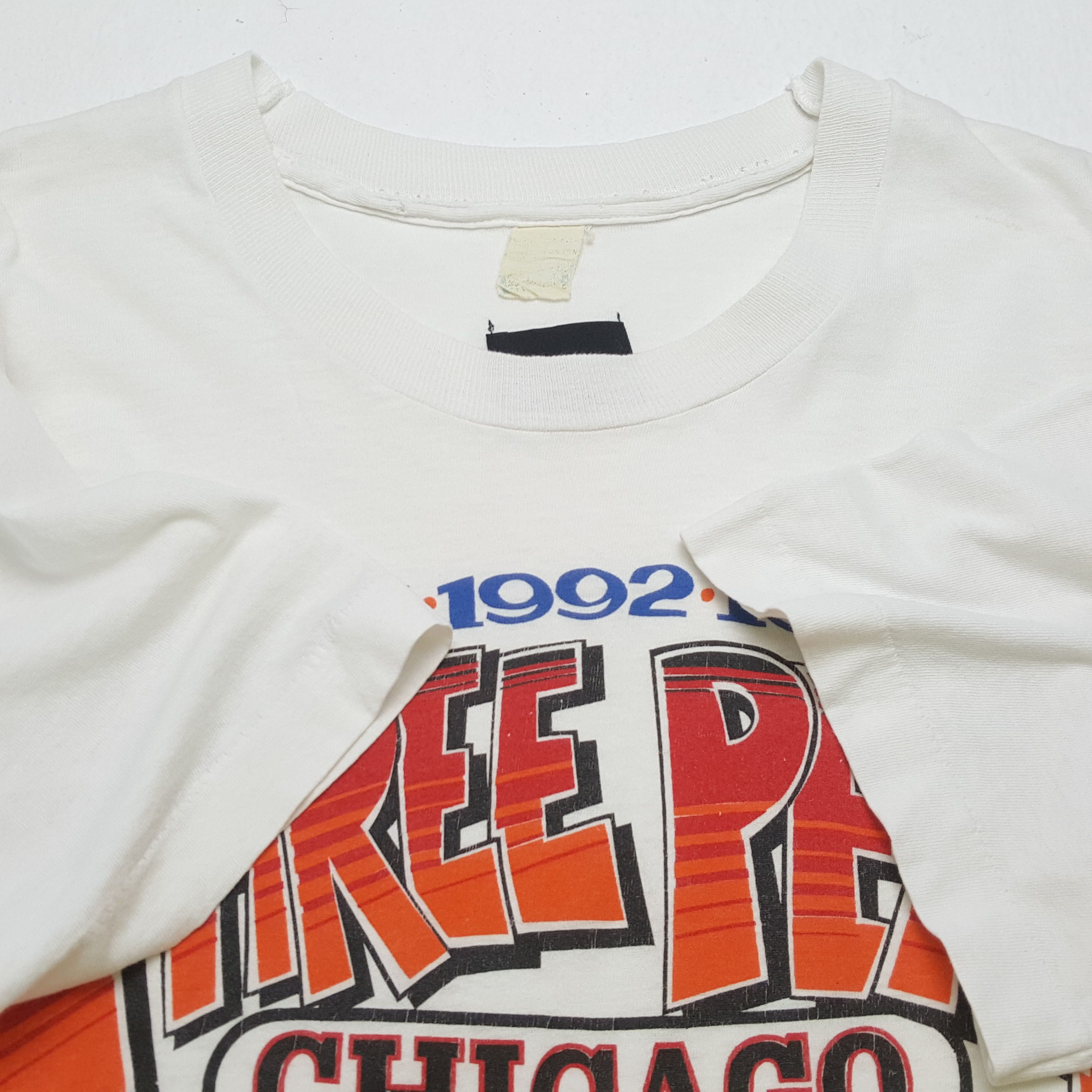 Designer × NBA × Vintage Vintage 90's CHICAGO BULLS American NBA Saint Luis T-Shirt Size US M / EU 48-50 / 2 - 5 Thumbnail
