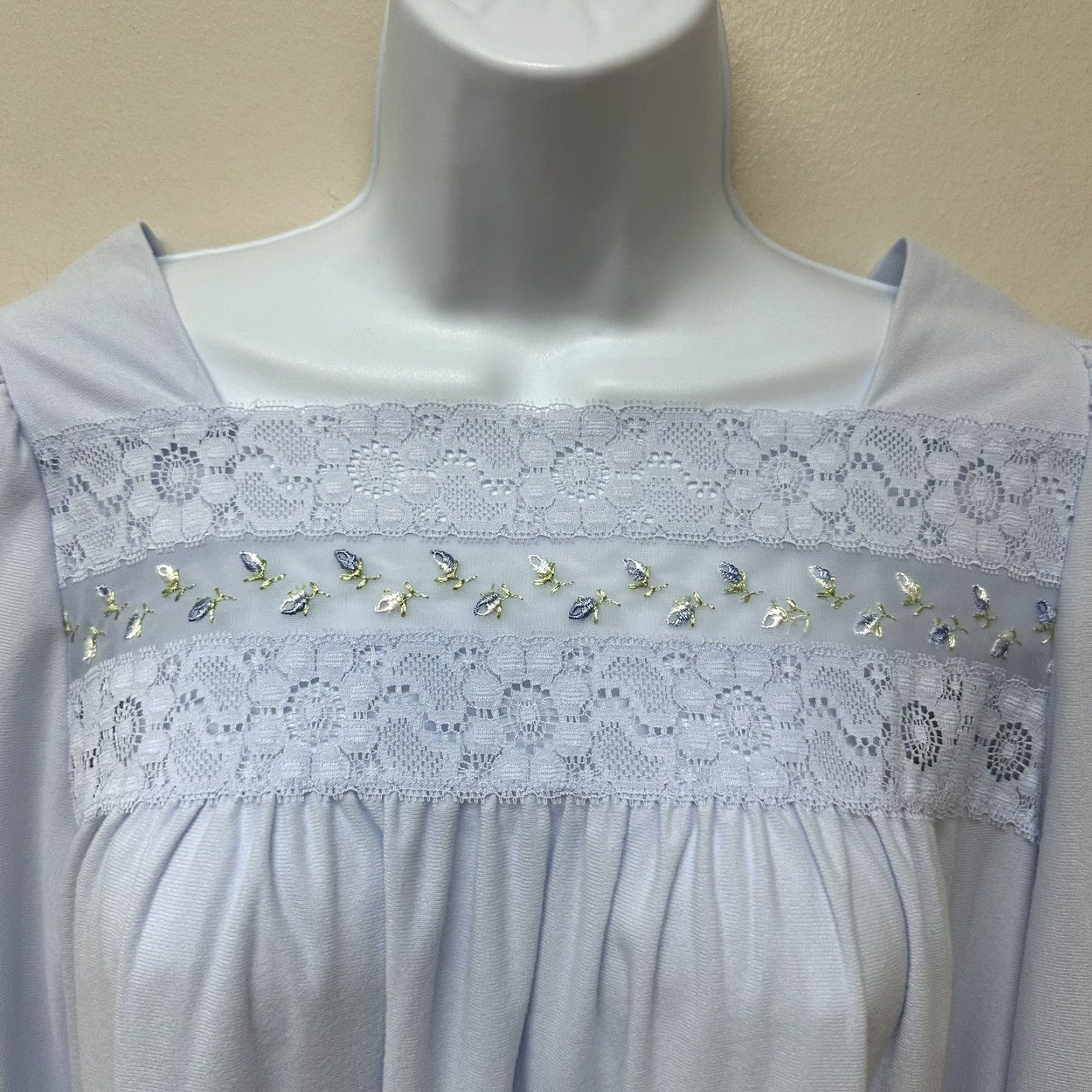 Vintage VINTAGE Gilead Nightgown Long Sleeve Nylon Lavender Lace Embroidered S NOS NEW Nightdress Purple 1970s Womens Size S / US 4 / IT 40 - 3 Thumbnail