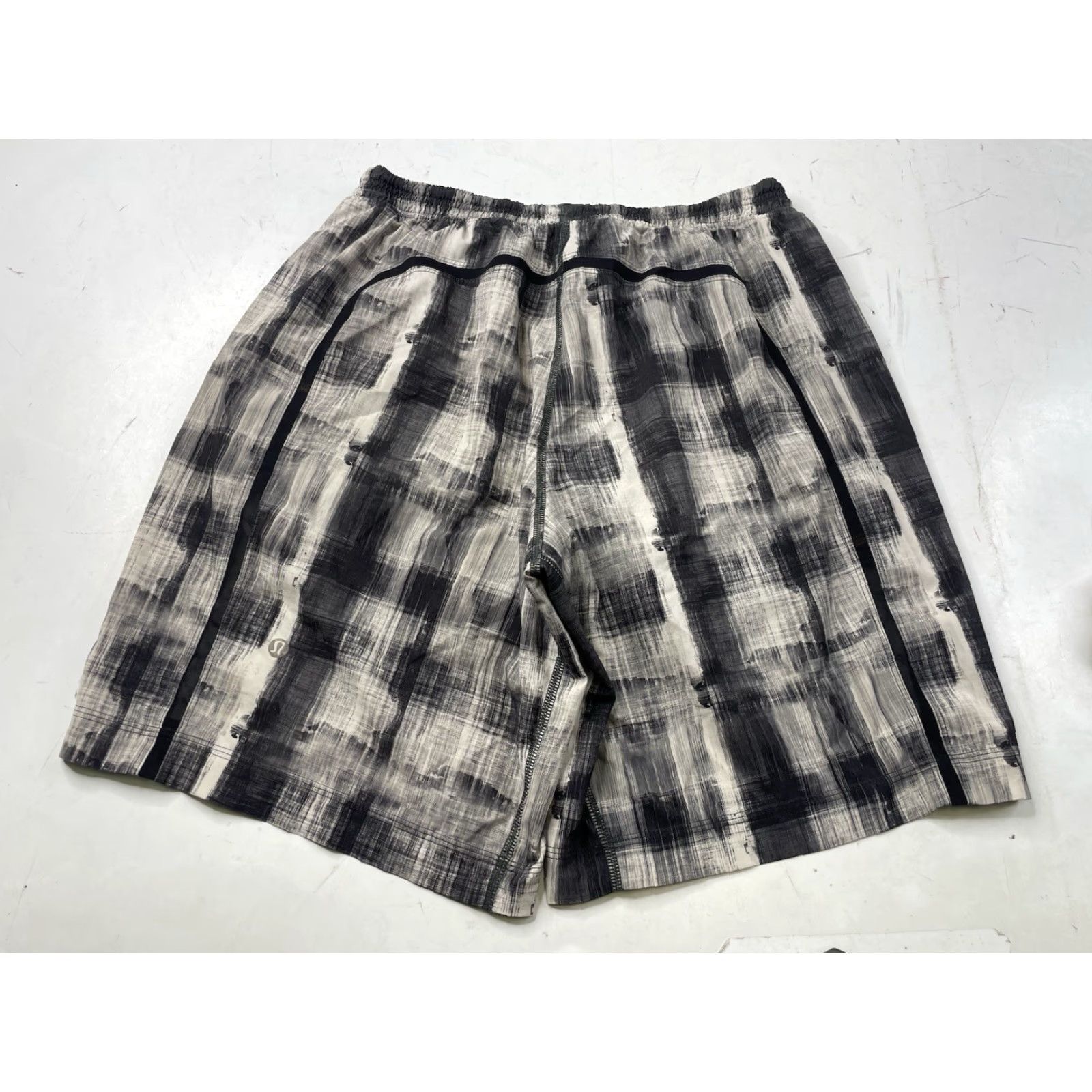 Lululemon Lululemon Pace Breaker Lined Plaid Checks Gray/Black Athletic Shorts Mens M Size US 31 - 4 Thumbnail