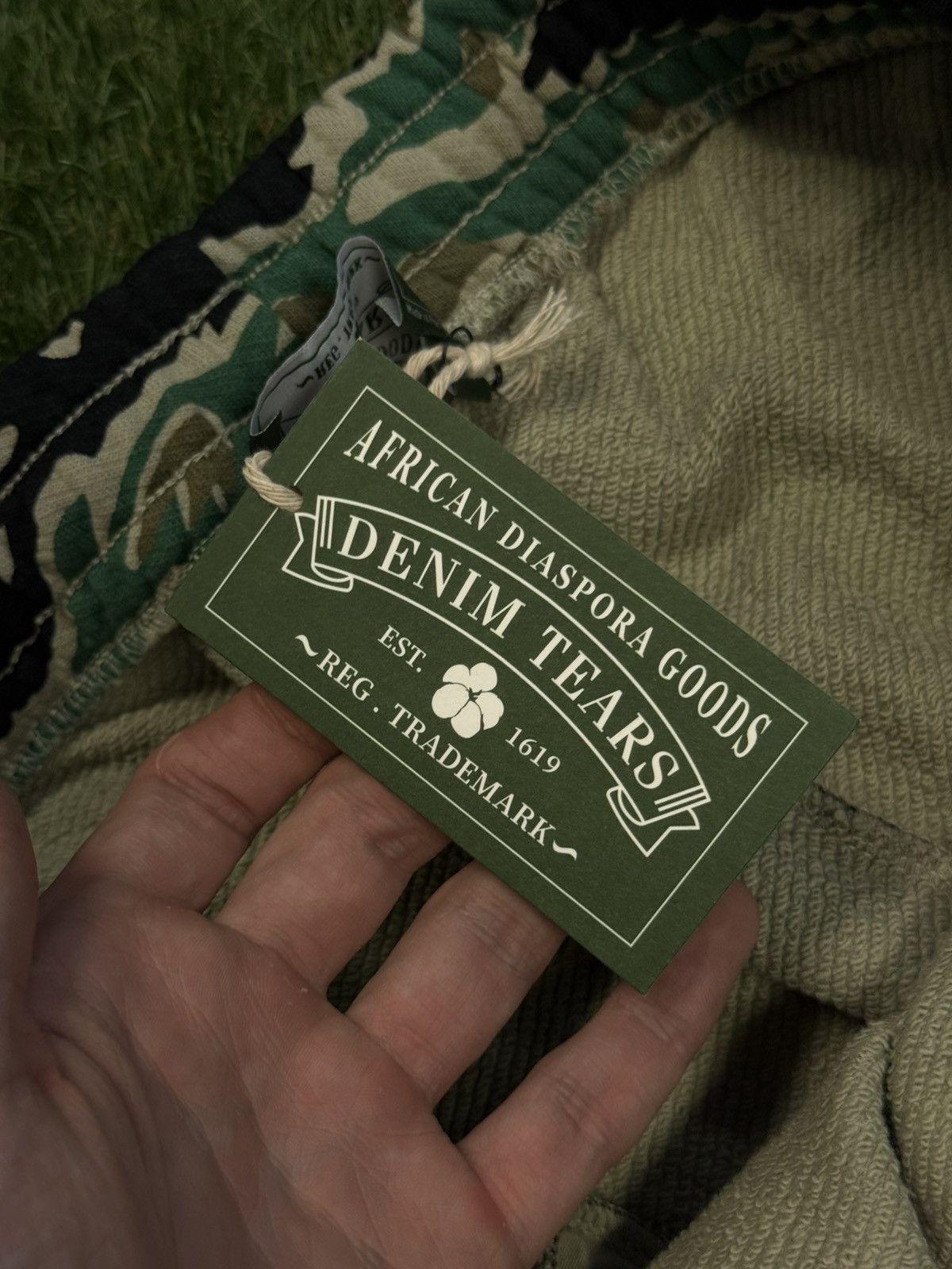 DENIM TEARS Denim Tears Cotton Wreath Camo Sweatpants Size XXL NEW Size US 36 / EU 52 - 10 Thumbnail