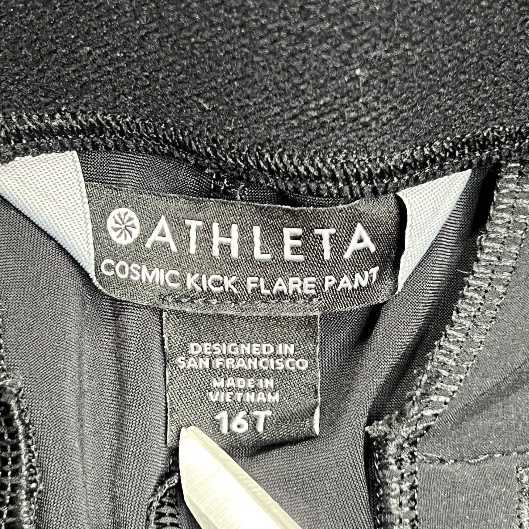 Athleta Athleta Cosmic Kick Flare Pant Women’s 16T Black Pockets Stretch Athletic Tall 34 Inseam Casual Size 38" / US 16 / IT 52 - 4 Thumbnail