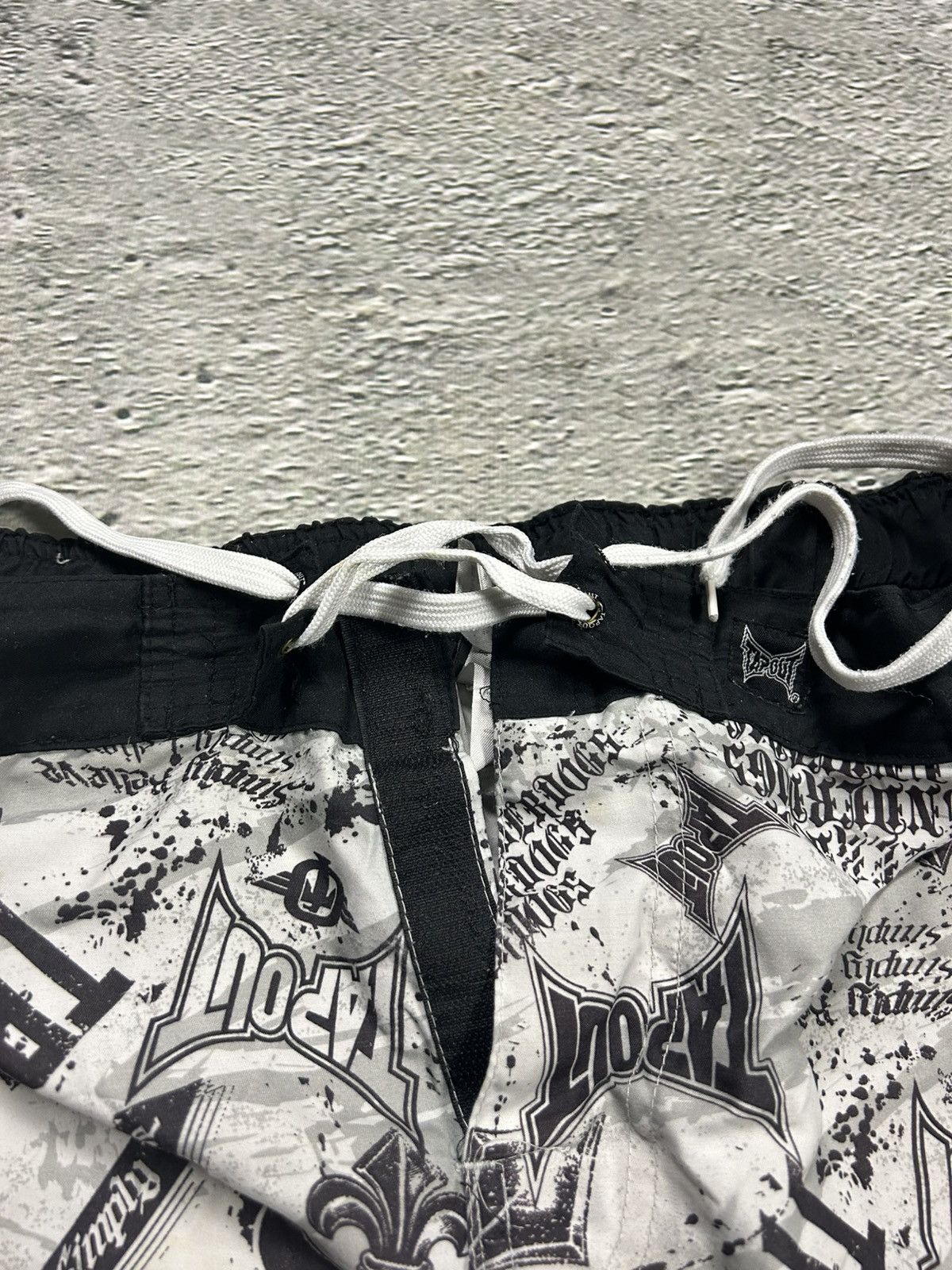 Tapout × Vintage Tapout shorts vintage full print big logo boxing white black Size US 30 / EU 46 - 8 Thumbnail