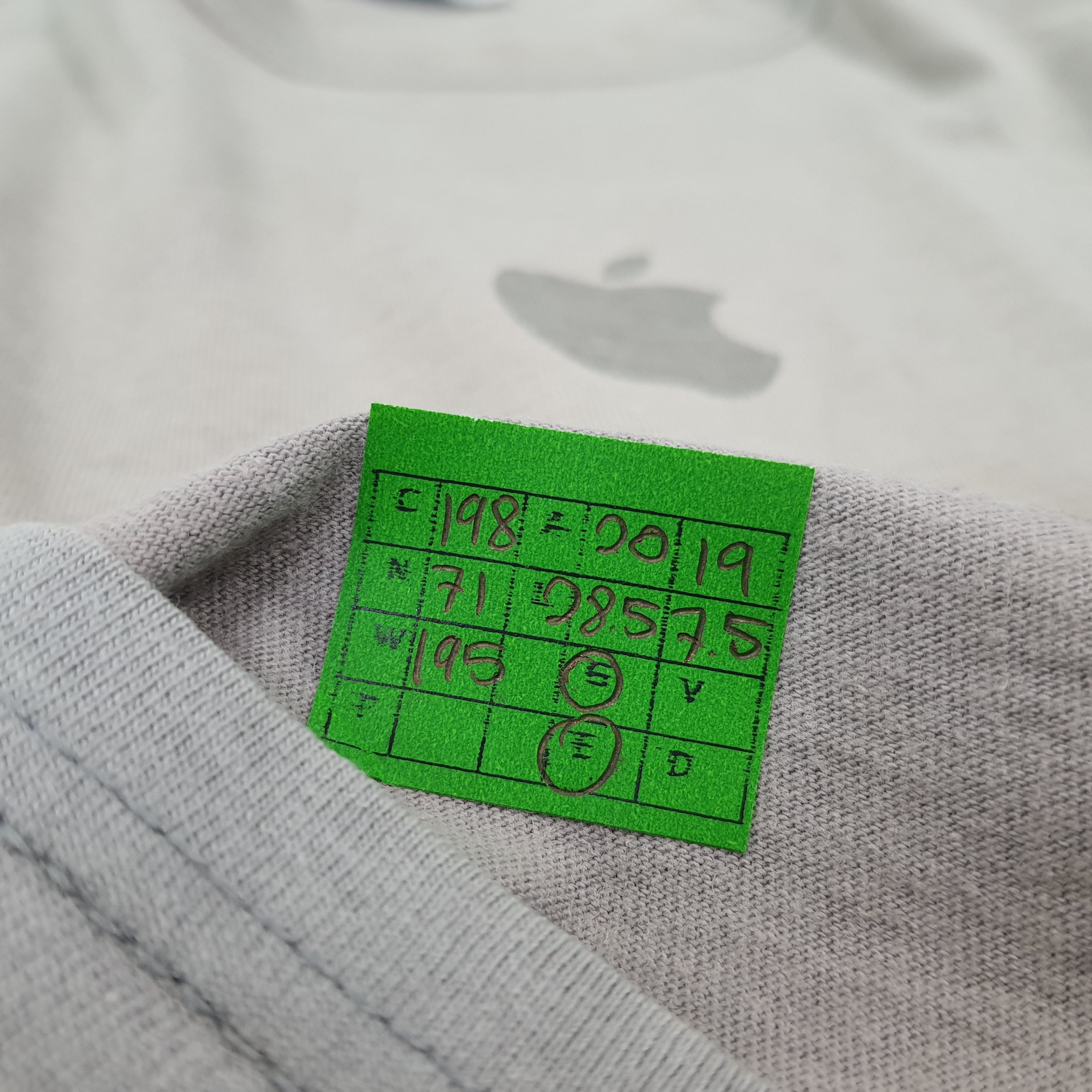 Apple × Vintage Vintage Apple Product Center Logo iPhone Streetwear Tshirt Size US M / EU 48-50 / 2 - 7 Thumbnail