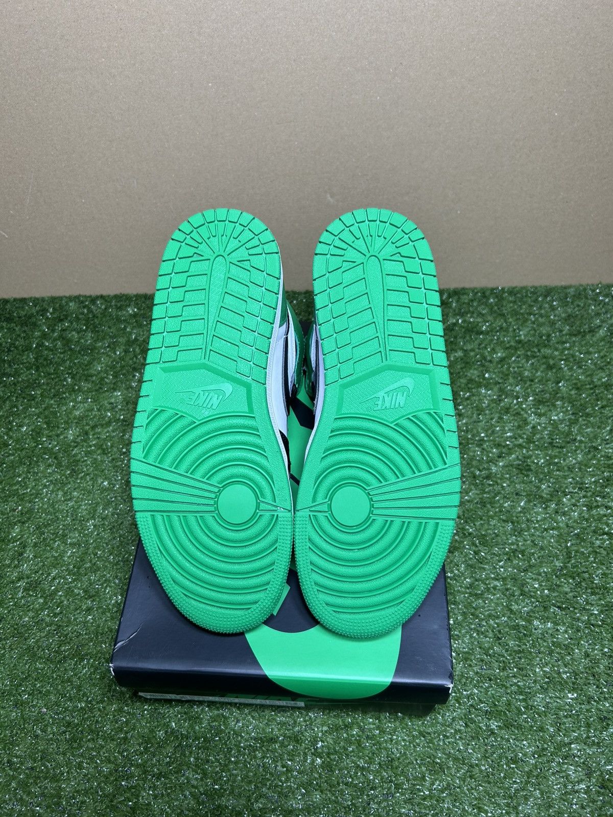 Jordan Brand Jordan 1 Lucky Green Size US 8 / EU 41 - 10 Thumbnail