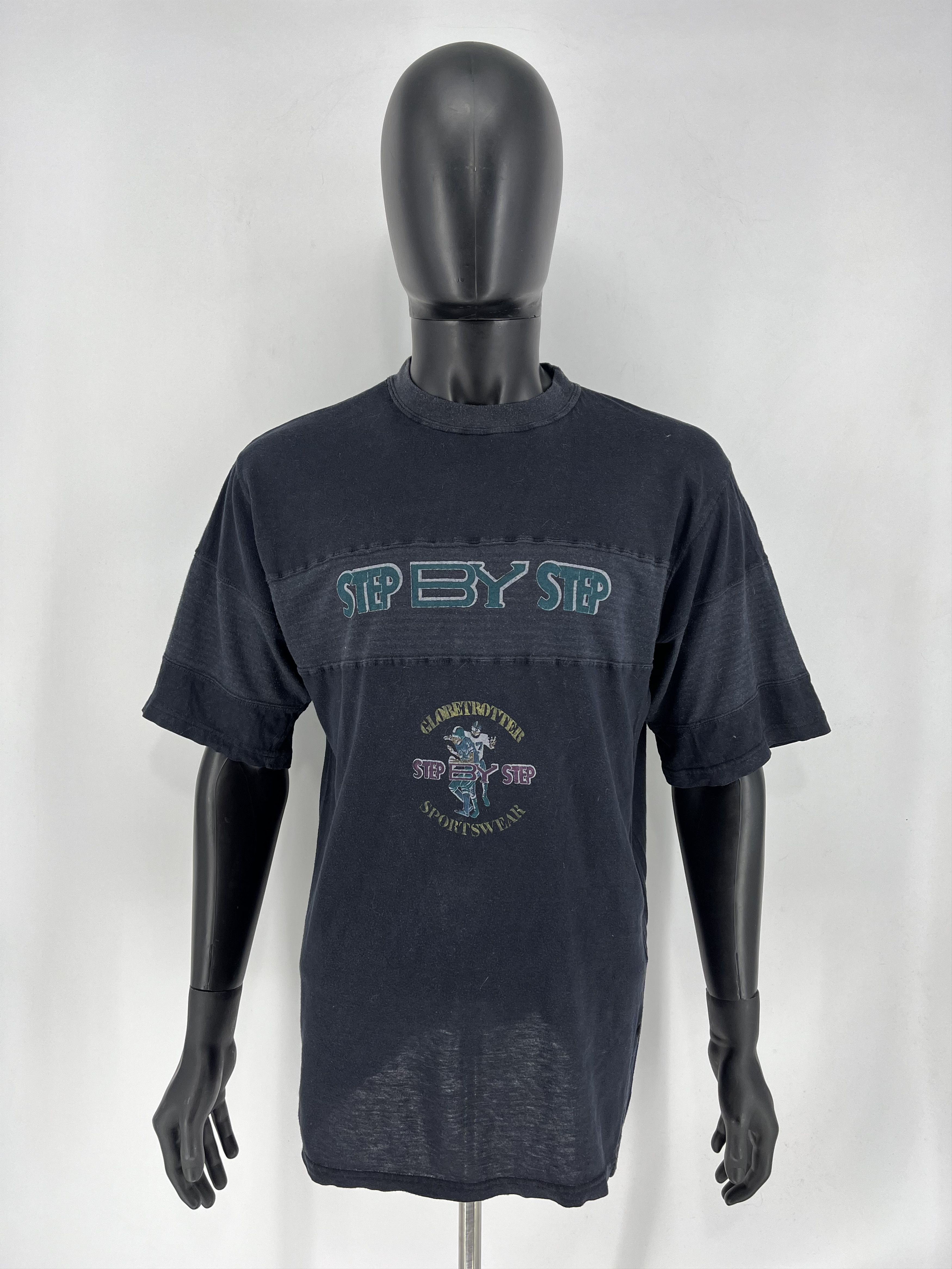 Sports Specialties Vintage "globetrotter step by step sportswear" TShirt Size M Size US M / EU 48-50 / 2 - 2 Thumbnail