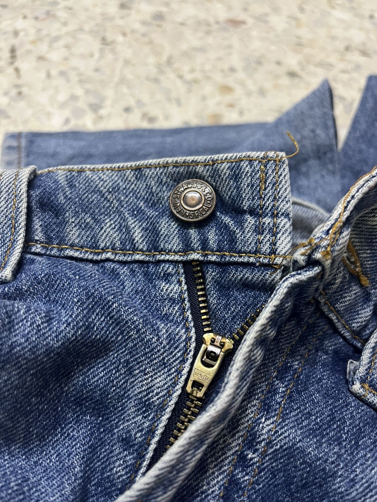 Levi's Vintage Clothing Vintage Levi’s 505 distressed 90s light blue wash jeans Size US 32 / EU 48 - 8 Thumbnail