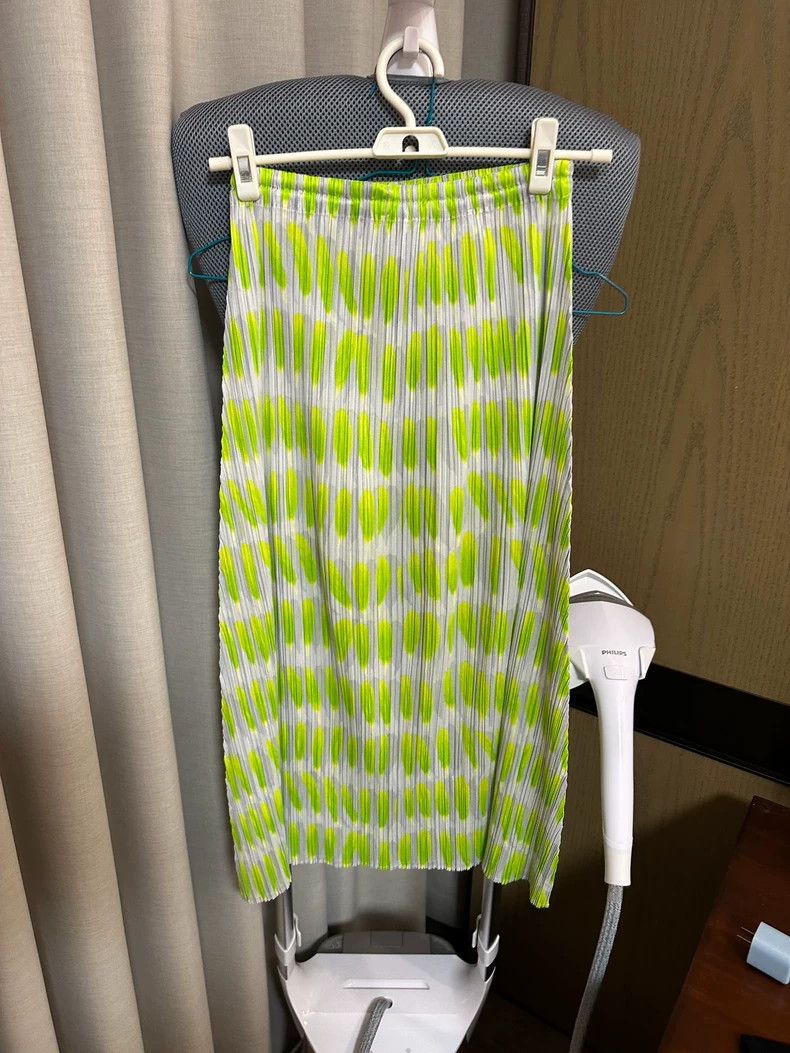 Issey Miyake Issey Miyake size:1 Green feather petal pleated skirt Size 23" - 2 Thumbnail