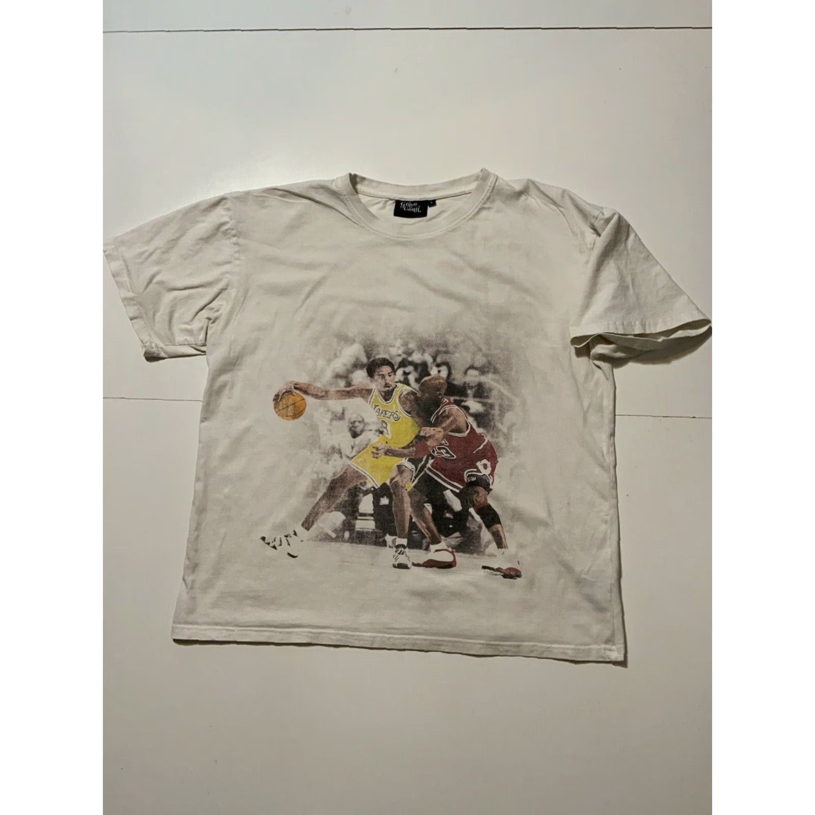 Jordan Brand Grace Court Kobe Bryant Michael Jordan NBA Basketball Graphic S/S Crew T-Shirt L White Mens Shirts L Mens Size US L / EU 52-54 / 3 - 2 Thumbnail