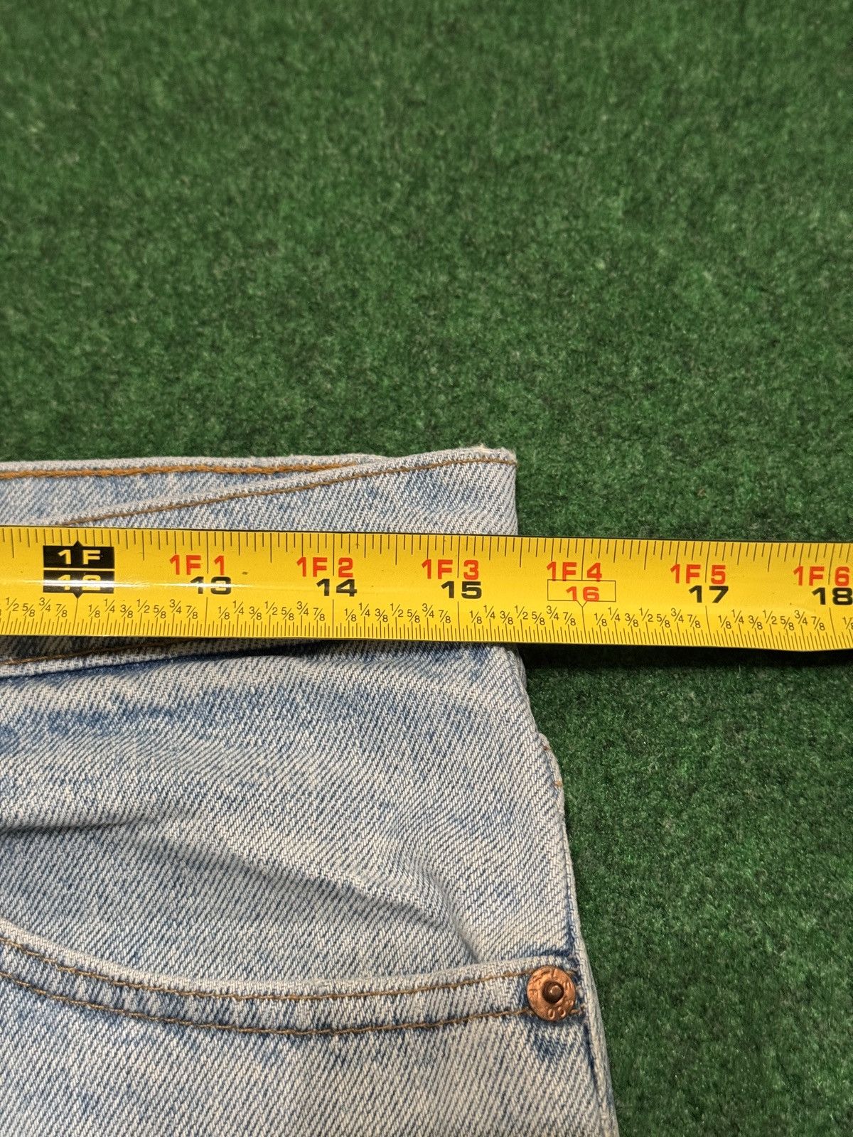 Levi's Vintage Clothing 90s Levi’s 550 Relaxed Distressed Light Wash 31x30 Jeans Size US 31 - 6 Thumbnail