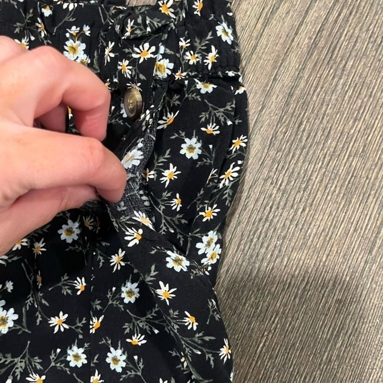 American Eagle Outfitters American Eagle Paperbag Shorts Floral Pockets Black M Size 28" / US 6 / IT 42 - 3 Thumbnail