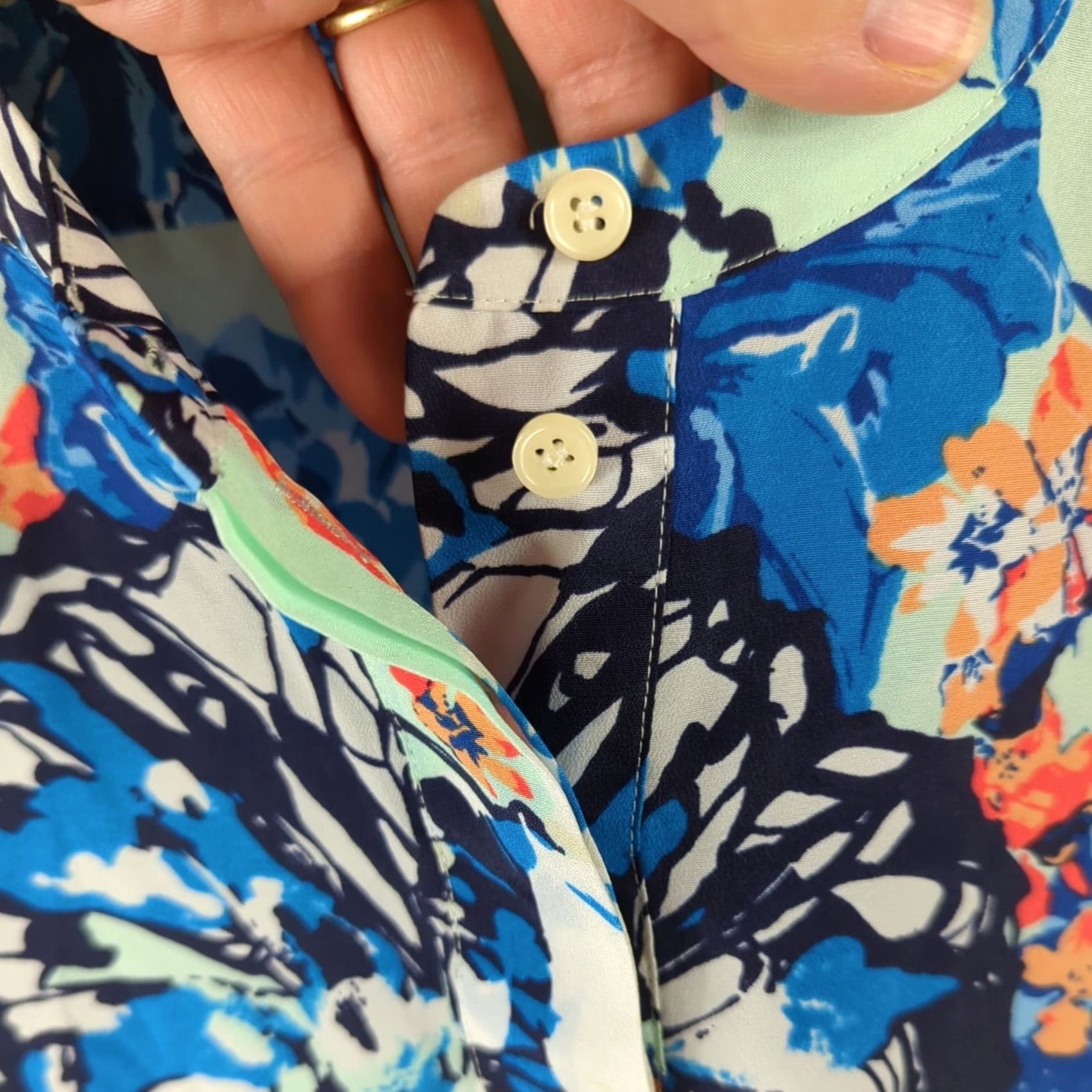 J.Crew J.Crew Womens Blouse Sleeveless Top Floral Print Size 10 Multicolor Round Neck buttons Womens Size L / US 10 / IT 46 - 3 Thumbnail