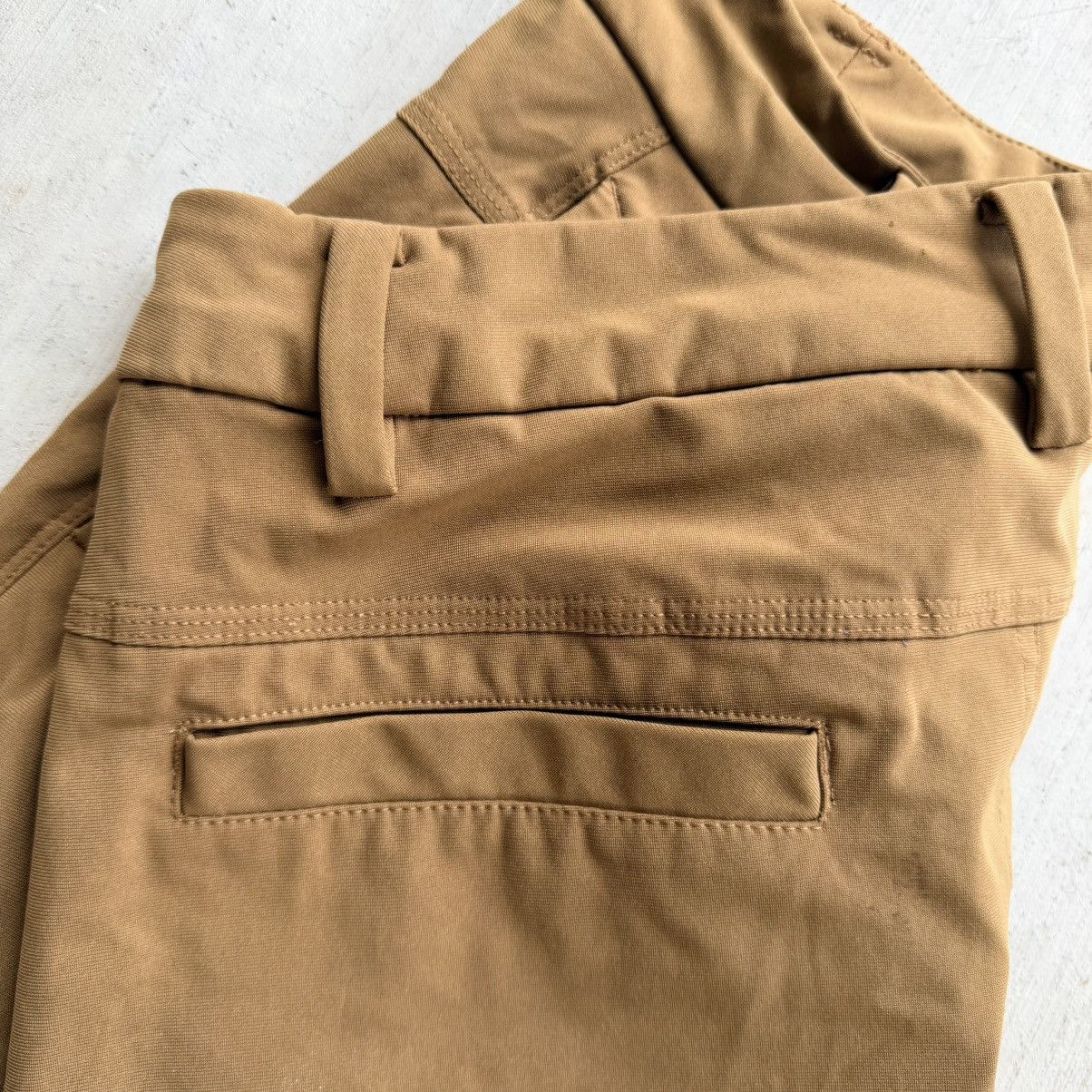 Lululemon Lululemon Commission Golf Shorts Men Size 31 Brown Stretch Size US 31 - 5 Thumbnail