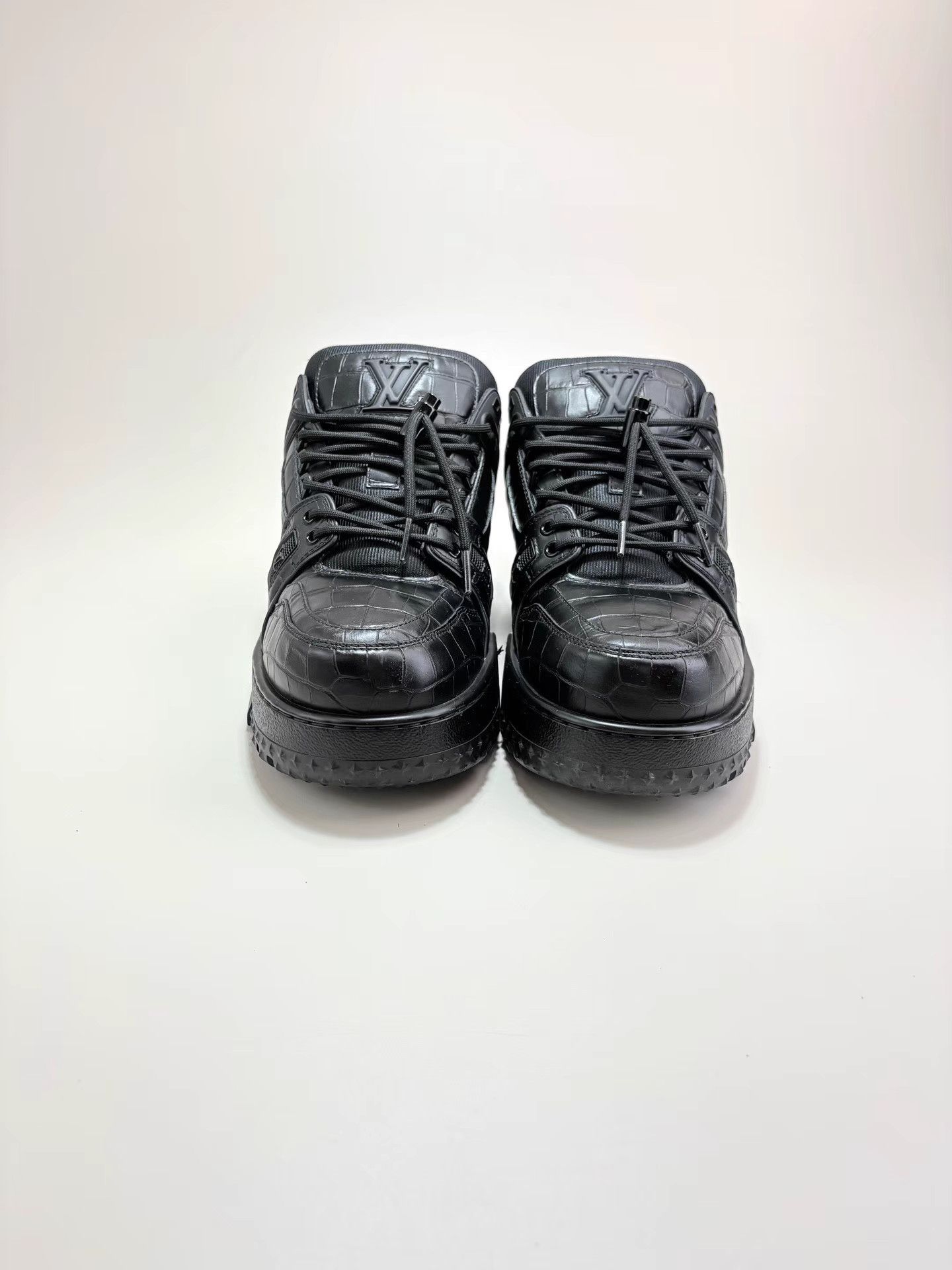 Louis Vuitton LV TRAINER Black Crocodile-Embossed Sneakers K1 Size US 9 / EU 42 - 2 Thumbnail