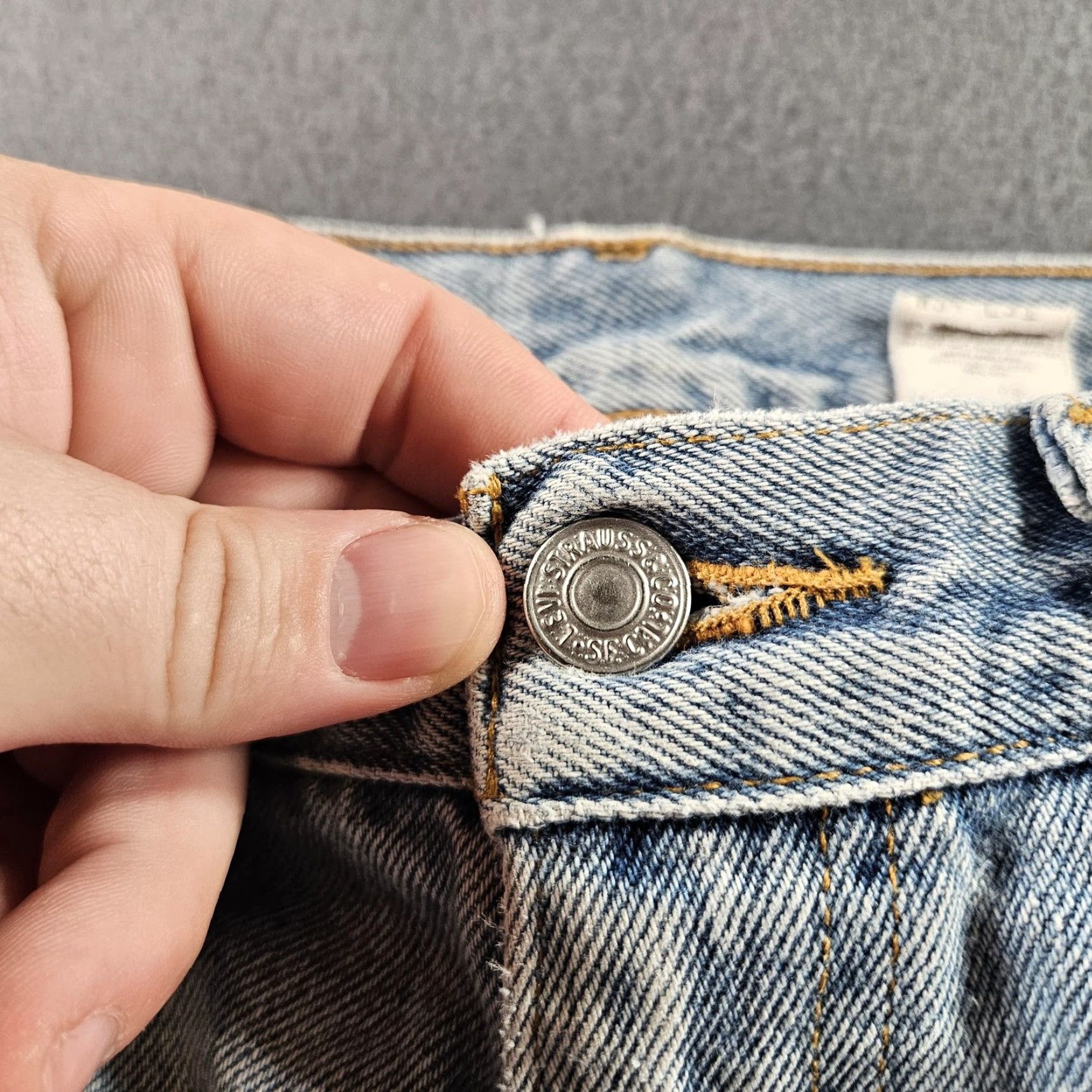 Levi's Levi's 550 Jeans Mens 33x31 Light Blue Relaxed Tapered Fit Denim Zip Pockets 90s Made USA Distressed Size US 33 - 6 Thumbnail