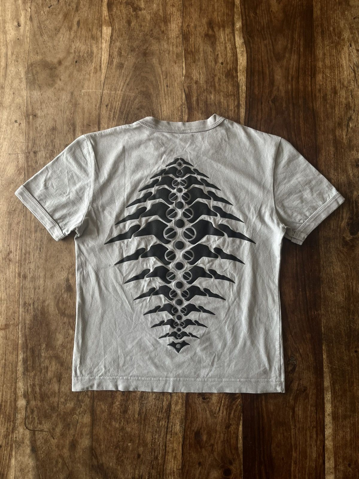 Fotus Late 90s Cyberdog Exo-Spine Puff Print T-Shirt Grey Black