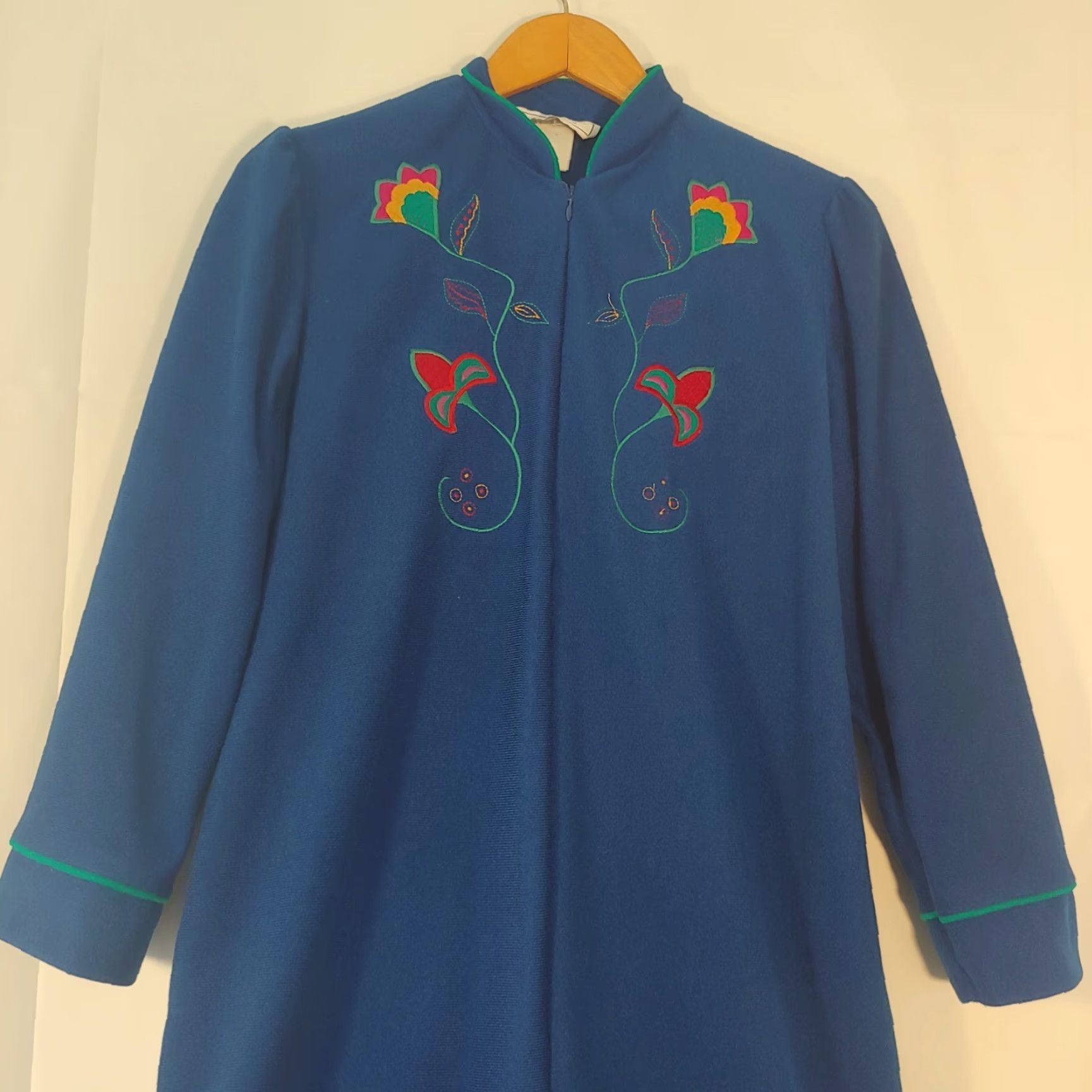 Vintage VINTAGE Appel Robe Kimono Women's Large Royal Blue Embroidered Floral Zip 70s Retro Long Sleeve Size ONE SIZE - 4 Thumbnail