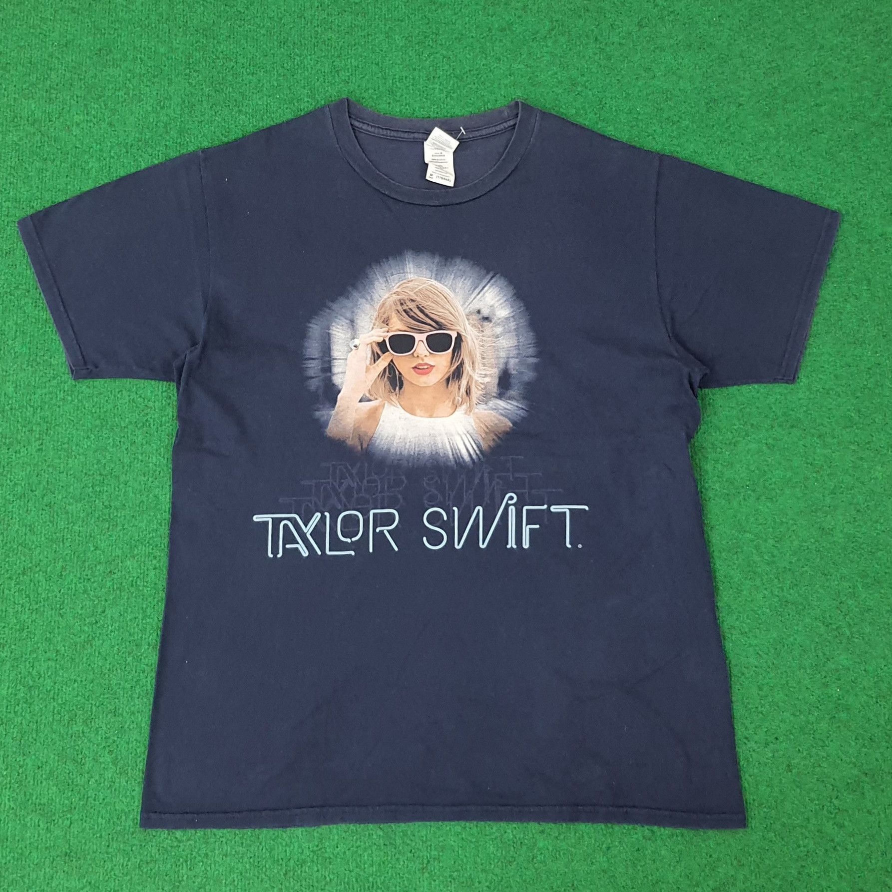 Band Tees Vintage Taylor Swift American Singer Tour Tshirt C223N66 Size US M / EU 48-50 / 2 - 1 Thumbnail