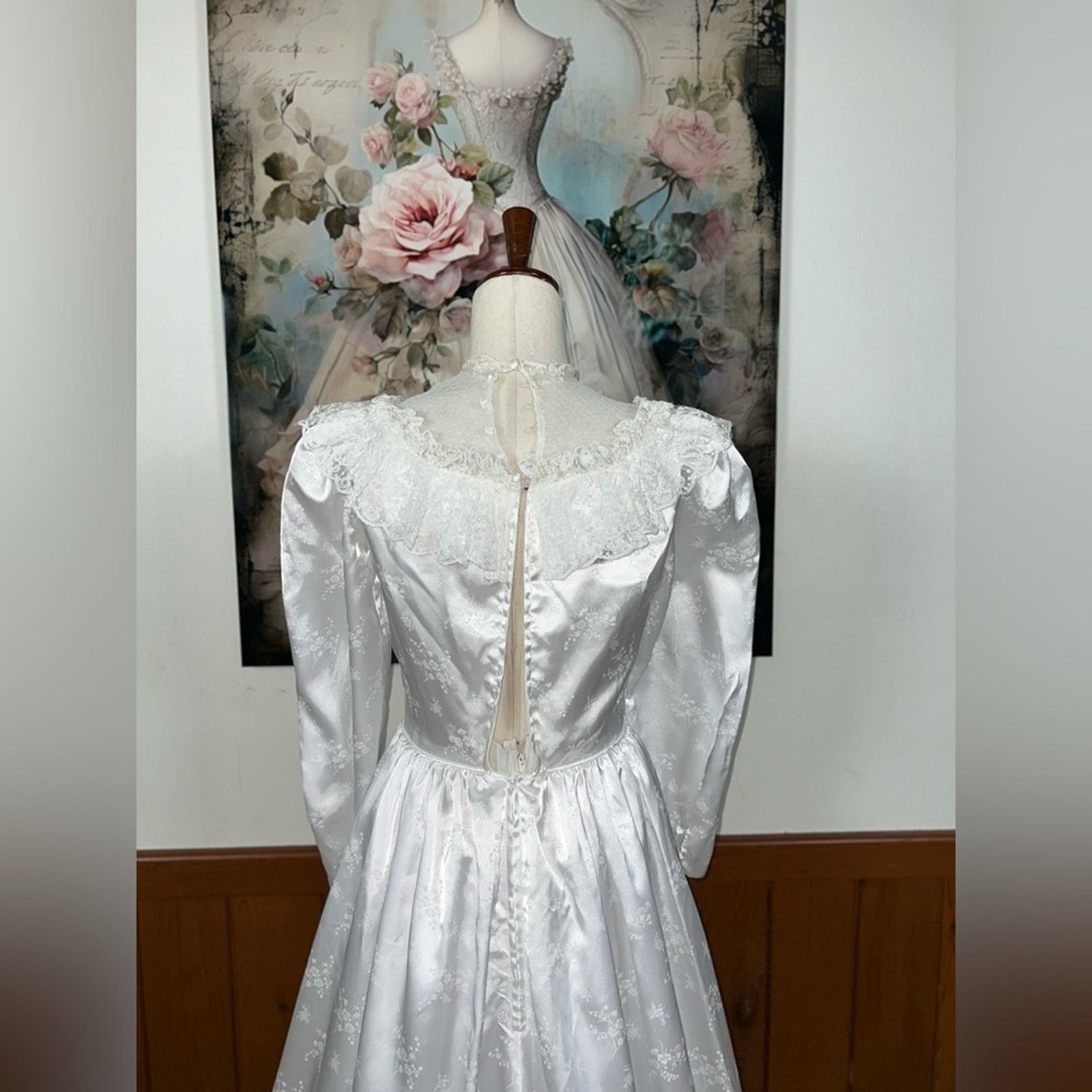 Vintage Pretty Vintage 1970s White Embossed Satin Wedding Gown! Size M / US 6-8 / IT 42-44 - 7 Thumbnail