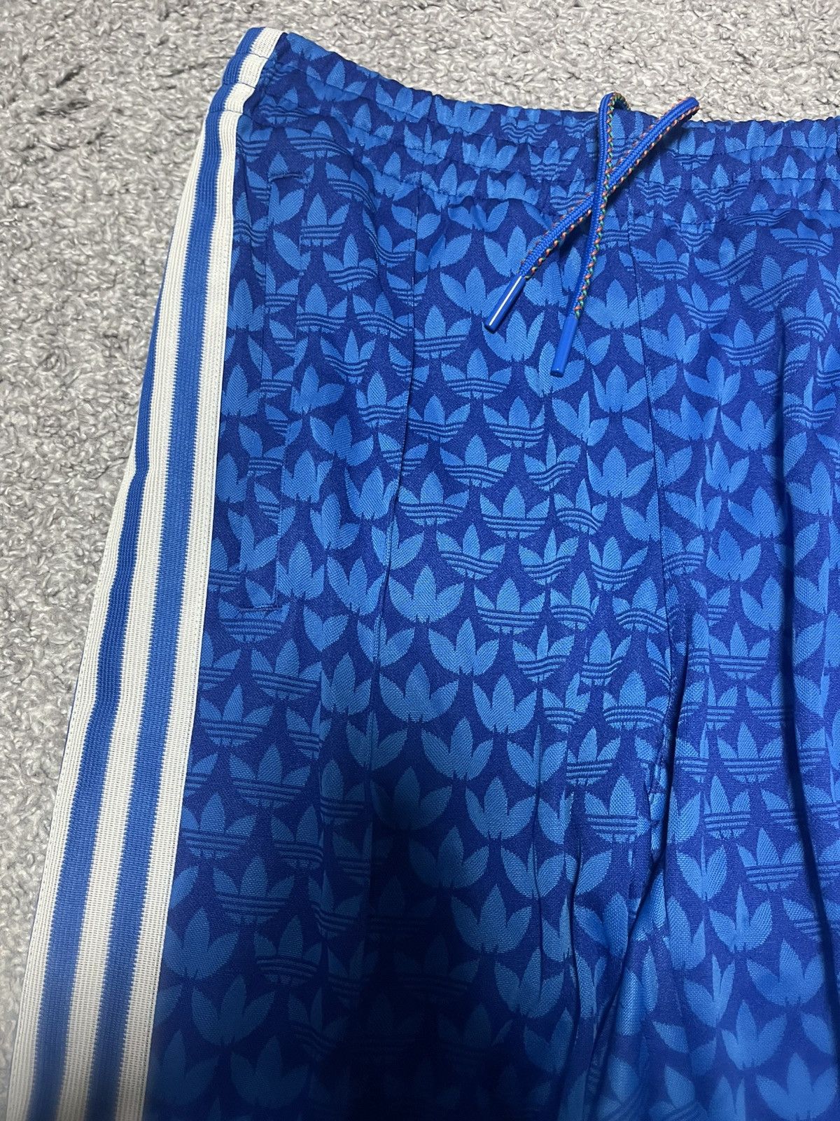 Adidas ADIDAS ORIGINALS ADICOLOR 70'S MONOGRAM TRACKPANTS SIZE M Size US 32 / EU 48 - 5 Thumbnail
