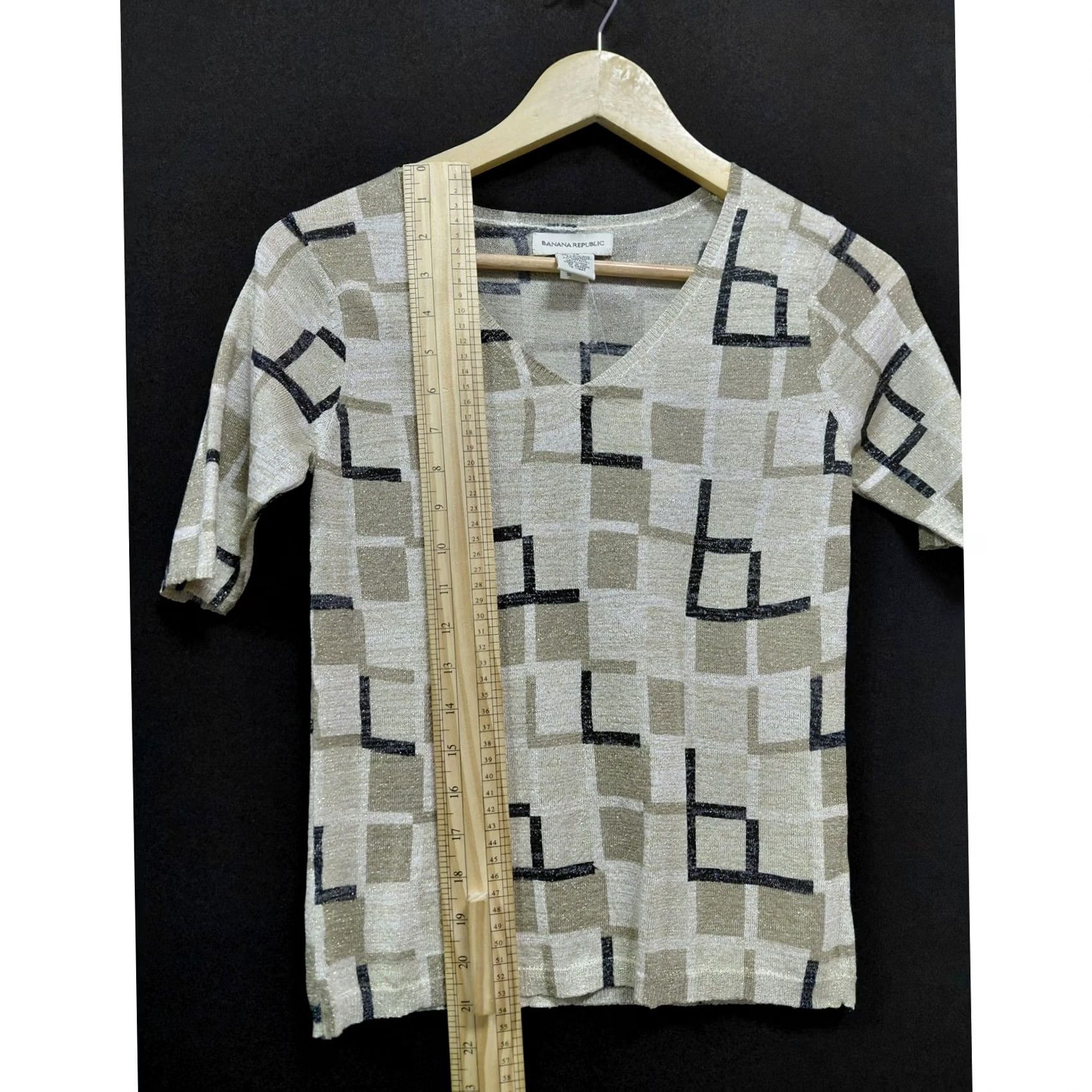 Banana Republic NWT Banana Republic Silk Blend Top Beige Geometric Print Short Sleeve V-Neck Knit Blouse XS Womens Size XS / US 0-2 / IT 36-38 - 7 Thumbnail