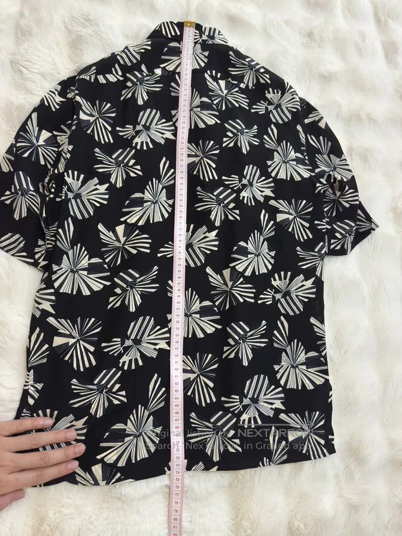 Saint Laurent Paris Saint Laurent Paris size 37 Prism Flower Pure Silk Short Sl Size US S / EU 44-46 / 1 - 9 Thumbnail