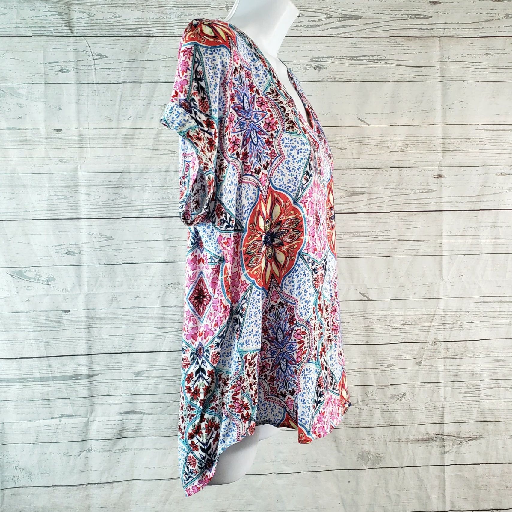 Gap Gap Womens Printed Top Sz Small Blue Pink Short Sleeve Rayon Blouse V-Neck Pullover Modern Basic Shirts Womens 90s? Size S / US 4 / IT 40 - 3 Thumbnail