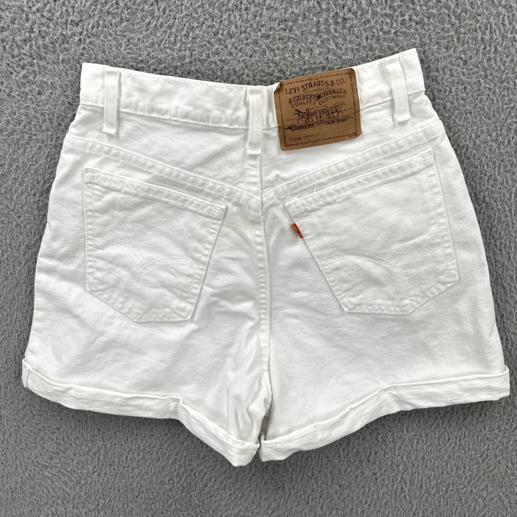 Levi's VINTAGE Levi’s 954 White Denim Shorts Womens Size 9 Made in USA EUC - Denim Shorts - White - 1990s - 26in Waist - 2in Inseam - Regular - Womens Size 30" / US 8 / IT 44 - 6 Thumbnail