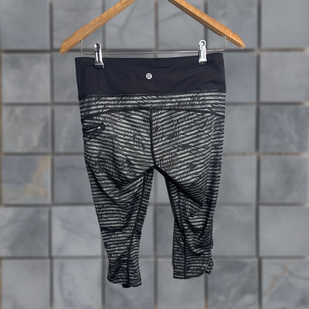 Lululemon Lululemon Womens 6 Black Gray Printed Crop Capri Leggings Pocket Athletic Size 28" / US 6 / IT 42 - 1 Thumbnail