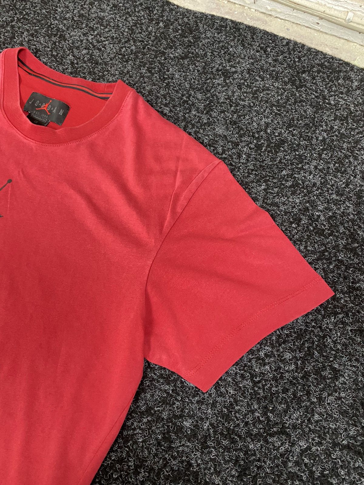 Jordan Brand VNTG 🚨JORDAN Red Central logo basic tee streetwear Size US M / EU 48-50 / 2 - 3 Thumbnail