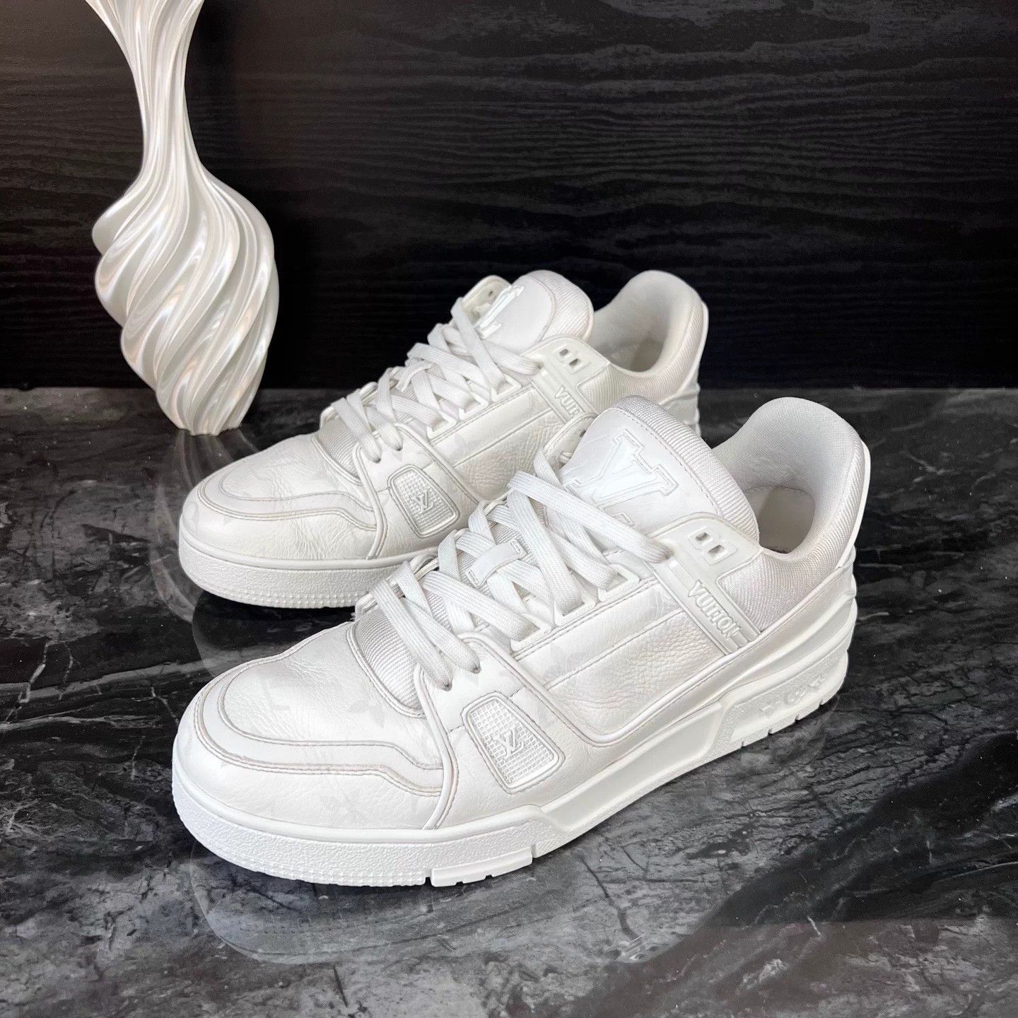 Adidas Trainer size 41 white subtle pattern 95% new