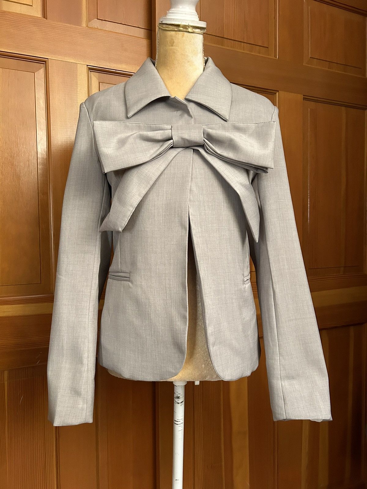 Designer × Other NWT, Lavishly Paris Women's Gray Bowknot Designer Shirt. Size S / US 4 / IT 40 - 4 Thumbnail