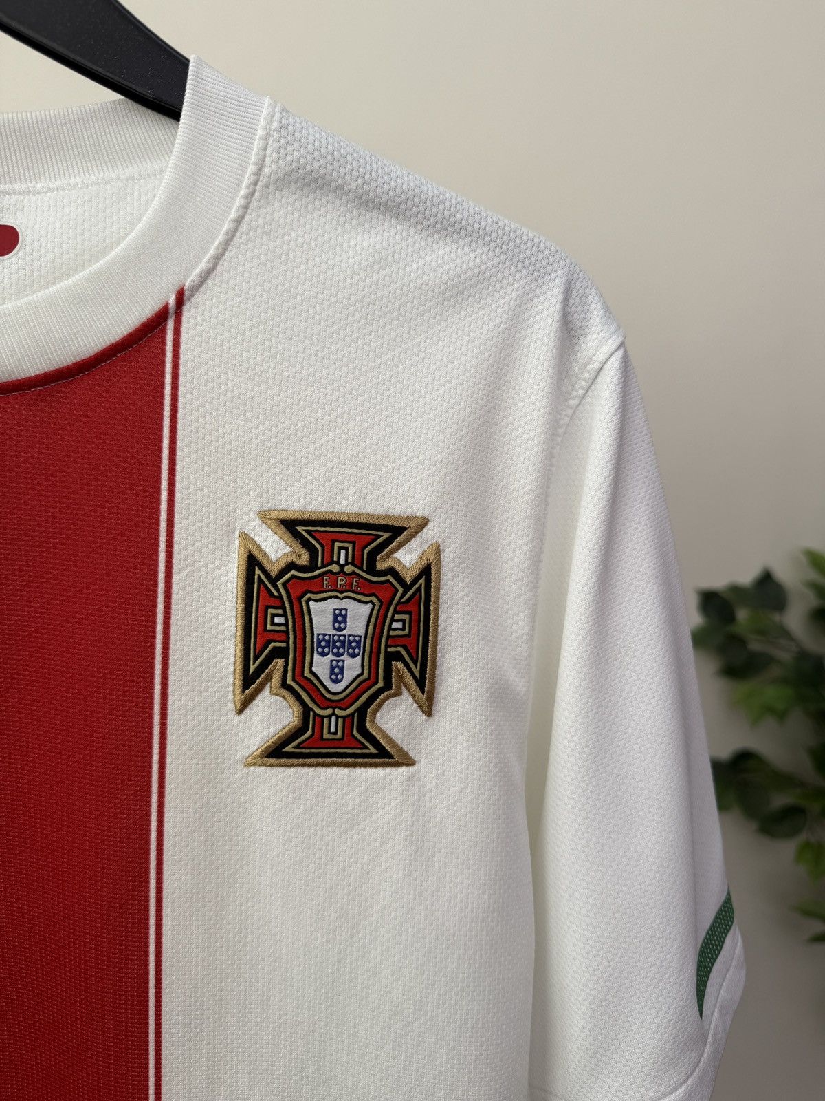 Nike PORTUGAL 2010 2011 AWAY FOOTBALL SHIRT SOCCER JERSEY Size US M / EU 48-50 / 2 - 4 Thumbnail